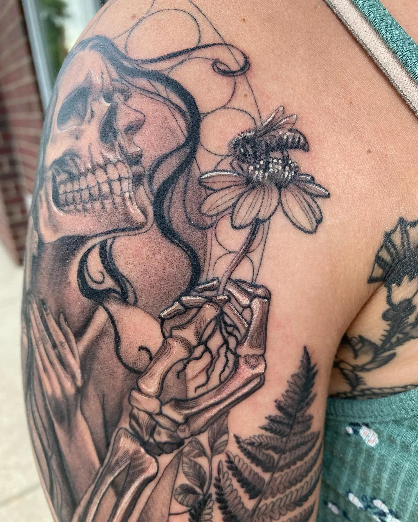 Lady of Death // Mother Earth and her noble 🐸 

.
.
.
#tattoo #tattoos #motherearth #motherearthtattoo #ladyofdeath #animaltattoo #toadtattoo #beetattoo #savethebees #lifecycle #cyclical #ladydeath #ladyfacetattoo #skulltattoo #toadart #artneauveau 
