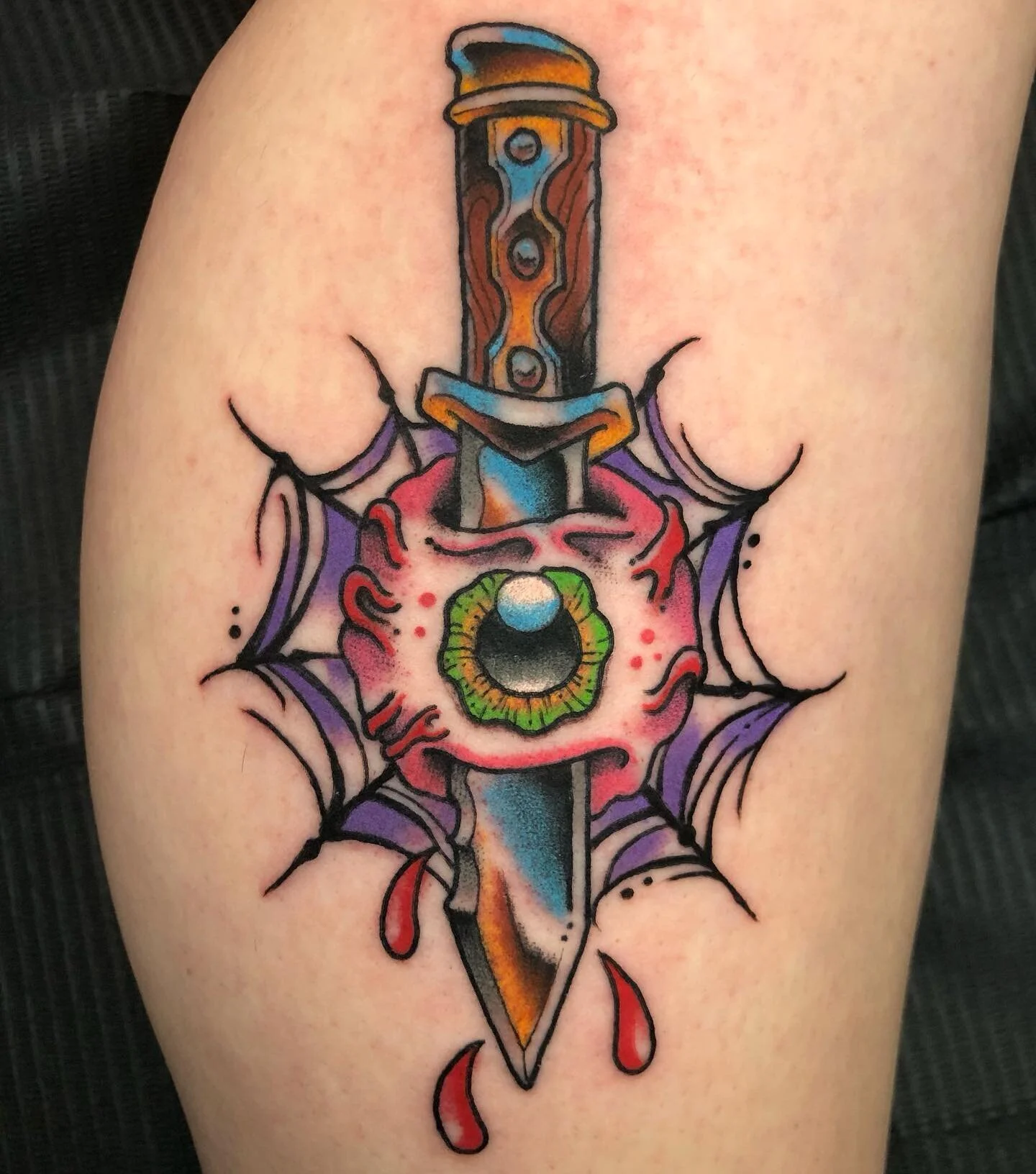 Got to one from my eyeball flash ! Thanks @mandymonster_ ! 
@mossandmarrowtattoo 
@shipwreckirons 

#eyeballtattoo #eyeballdagger #spiderweb #spiderwebtattoo #colortattoo #bloodymary #calftattoo