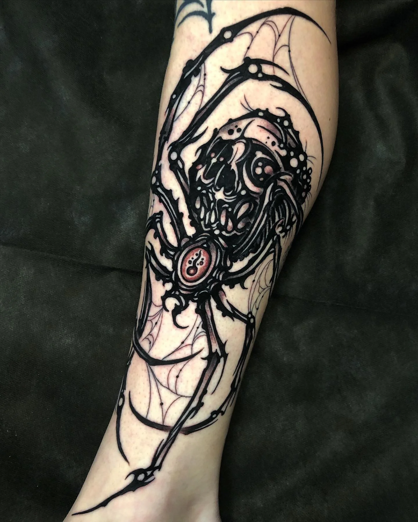 Thank you @tickleschitts !! Your the man and thank you for the trust and sitting tuff as always. Inky spider on his hole freaking inside calf like a boss
 Made with @shipwreckirons 
At @mossandmarrowtattoo