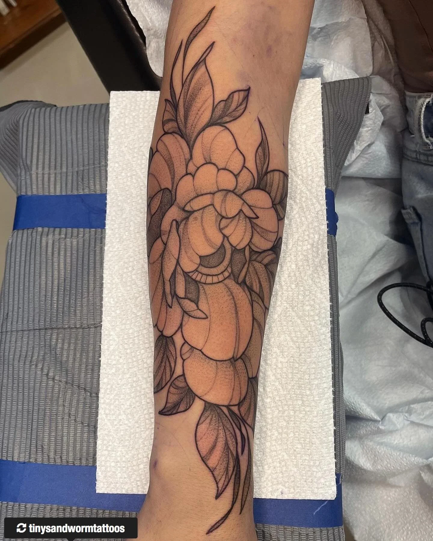 Beautiful forearm floral by Annaliese!
@tinysandwormtattoos :
looooved tattooing this one! next time we are adding another big flower around her shoulder/upper arm. can&rsquo;t wait!
.
.
.
.
.
.
.
.
.
.
.
.

#tattoo #tattoos #tattooartist #floraltatt