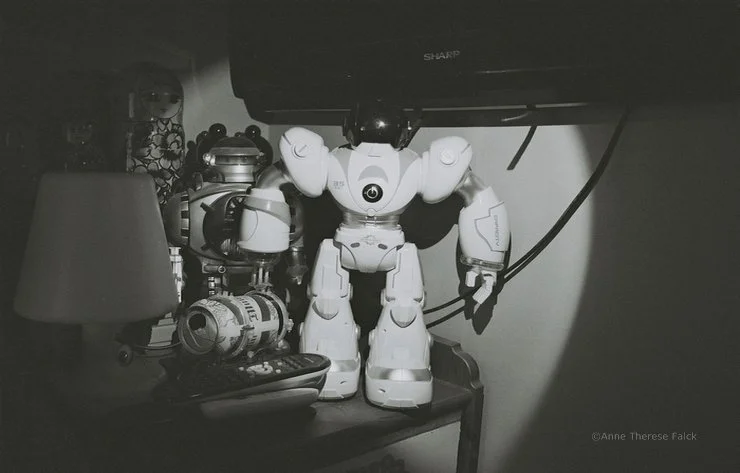  A story about a robot that comes alive and the fears that follows. 35mm B&amp;W and pencil drawings.   2023/2024 