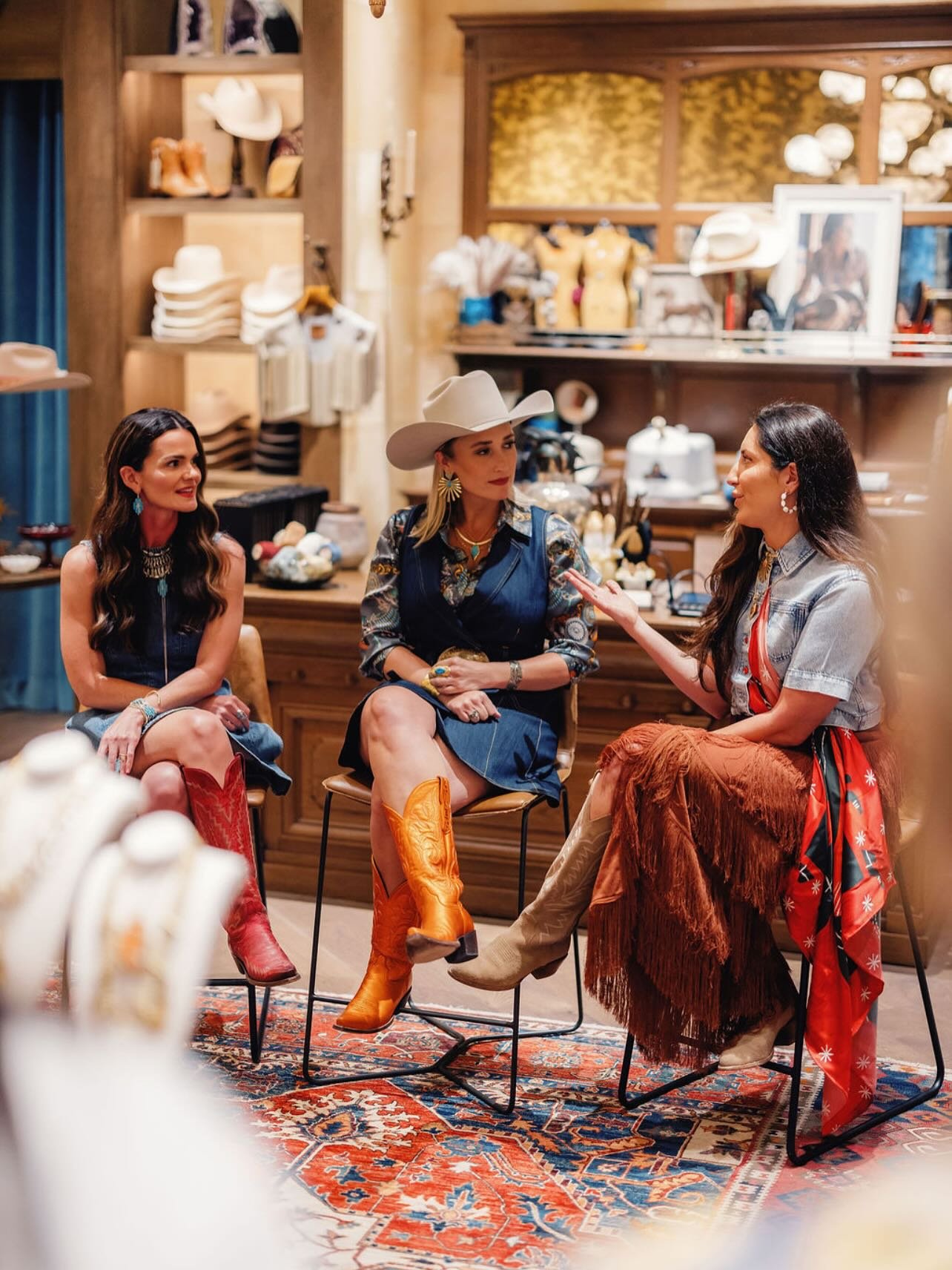 A full circle moment with the Kendra Scott team 💫// Loved being able to partner with the new Yellow Rose by Kendra Scott team and share what it means to live with the cowgirl spirit. Thankful for the entire team at @yellowrosebykendrascott &amp; bei