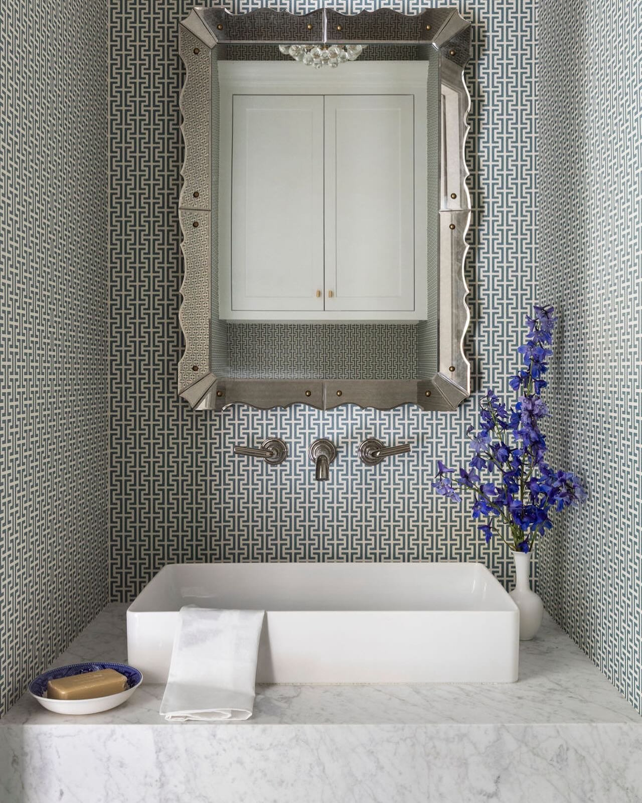 Small but Mighty: Enveloping small spaces in wallpaper can often trick the eye into making spaces appear larger than they actually are. You have to embrace design challenges in order to overcome them! 💙 Photography by @aimeemazzenga // Styling by @c