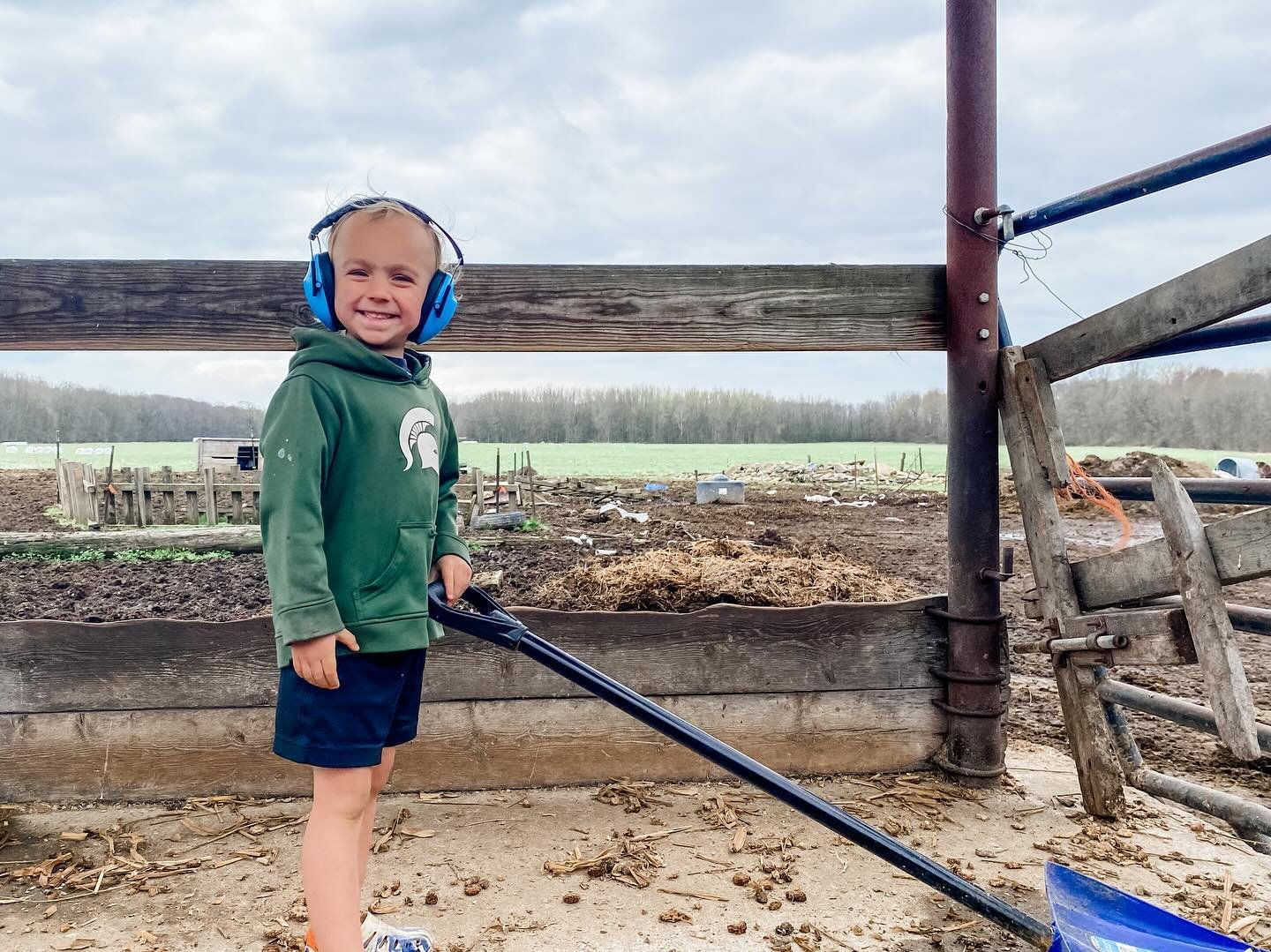 The cutest farm labor 💙💚
&hellip;
Does anyone else wish you could perpetually have a 3 year old in tow? They are the most enthusiastic workers, highly observant, always willing to learn and ask lots of awesome questions. 😅
&hellip;
We are patientl