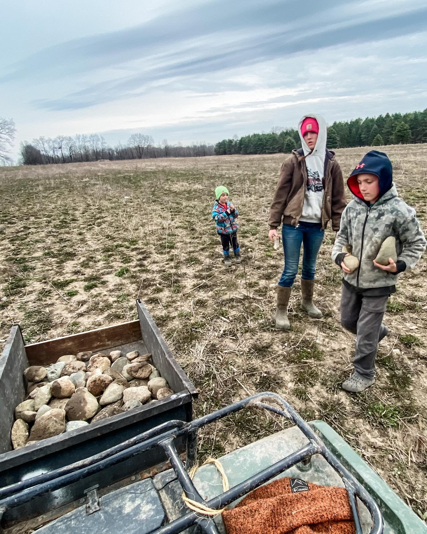 Happy Earth Day!! 🌎 
&hellip;
Thanks to everyone for your patience with our Lenten snooze on this account. It was a much-needed reset during the busy spring season. 🌱
&hellip;
We&rsquo;ve been focused on the final push before grazing - feeding the 