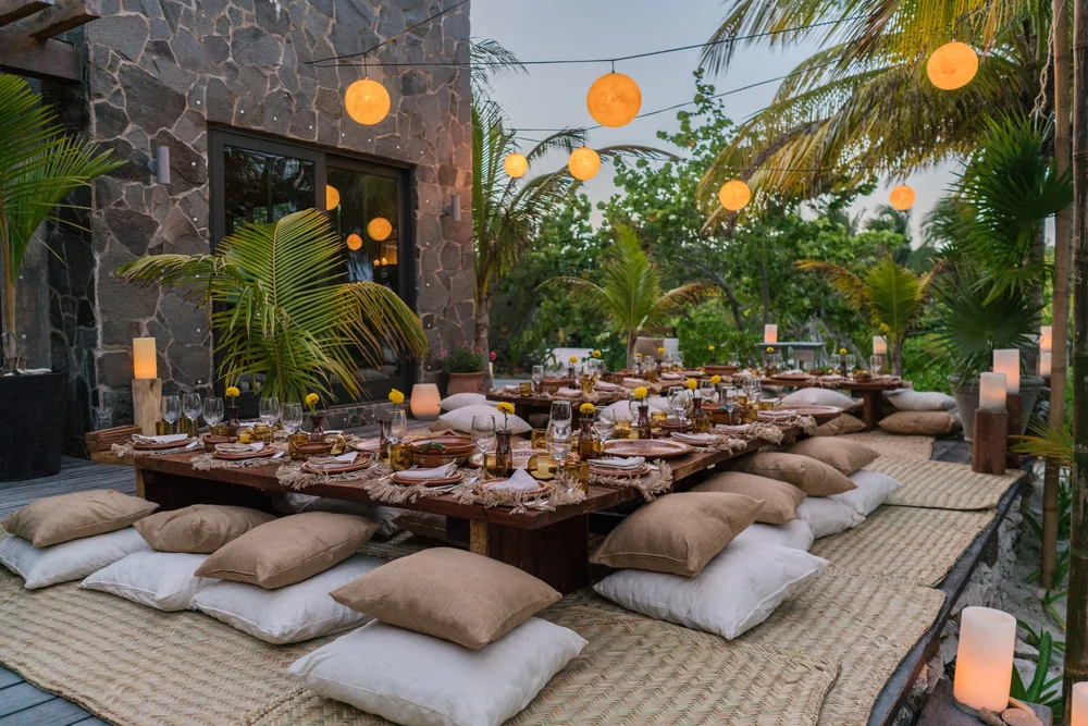 Alfresco wellness retreat dining on a terrace in Mexico—seasonal dishes served by candlelight.