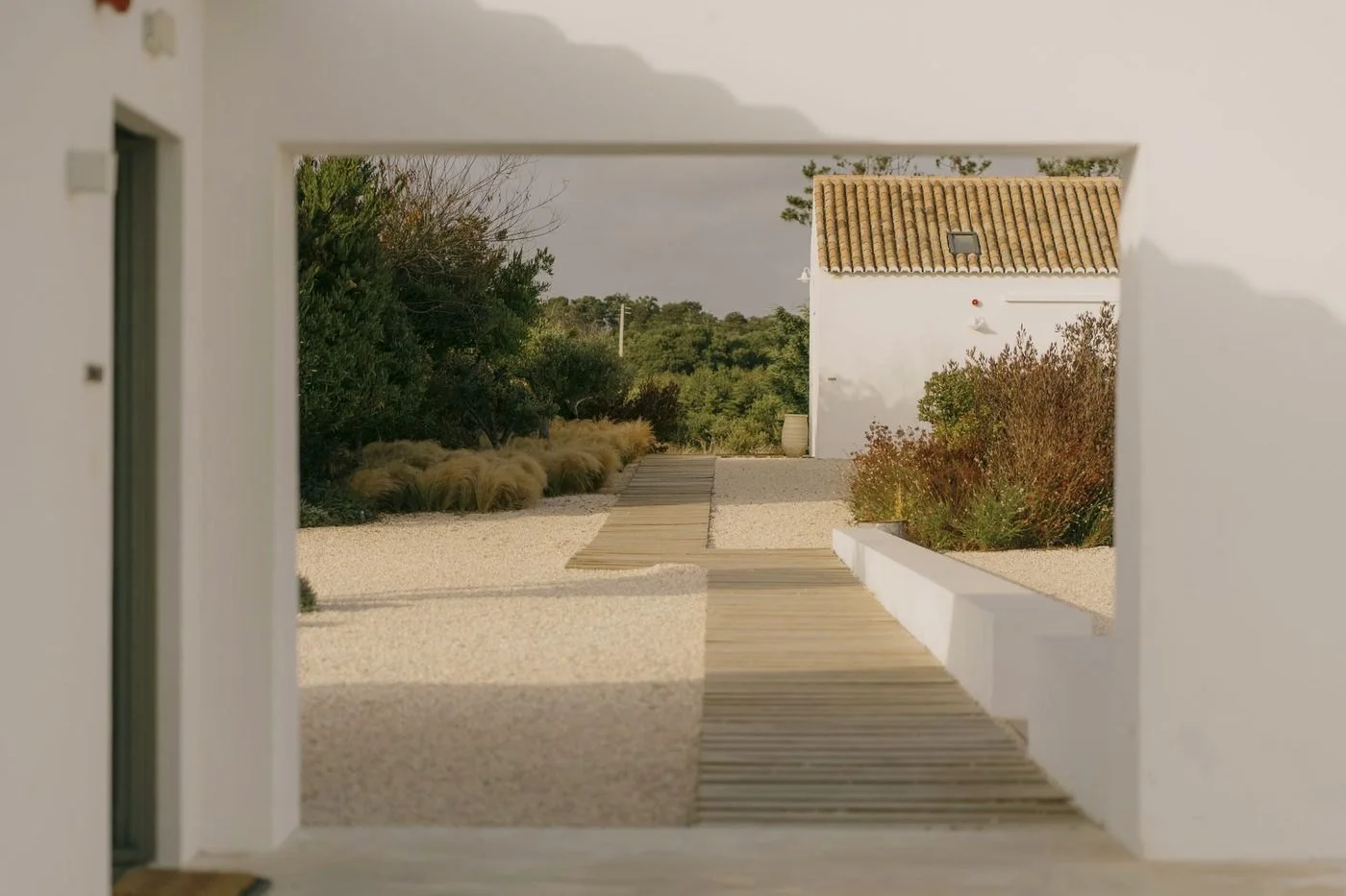 The arrival courtyard at Amaria, the estate near Odeceixe that hosts the Casa Retreats Portugal 2027 retreat