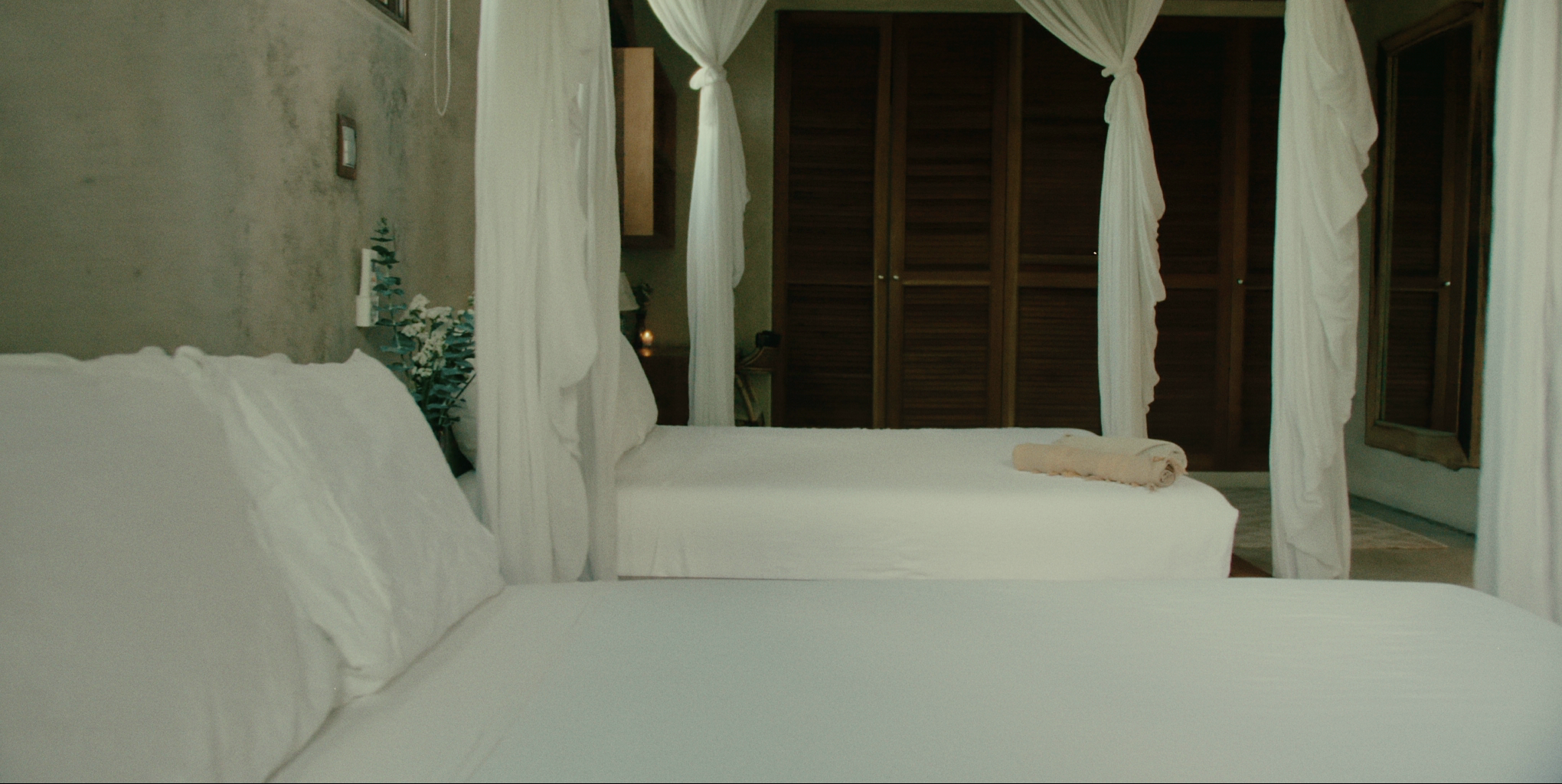 Serene jungle-view suite with dual-vanity ensuite—Casa Retreats accommodations for travelers seeking elevated comfort during a Tulum yoga retreat.