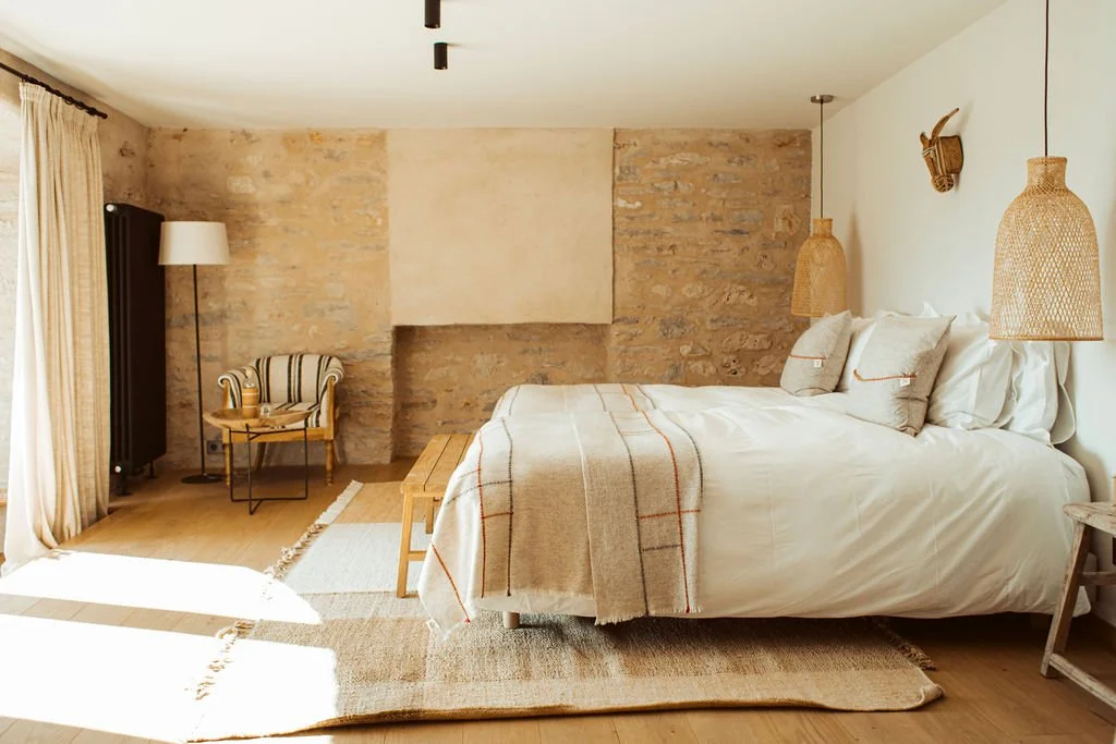 Stone Suite with vaulted timber ceiling and linen bed at L'Esprit d'Almières