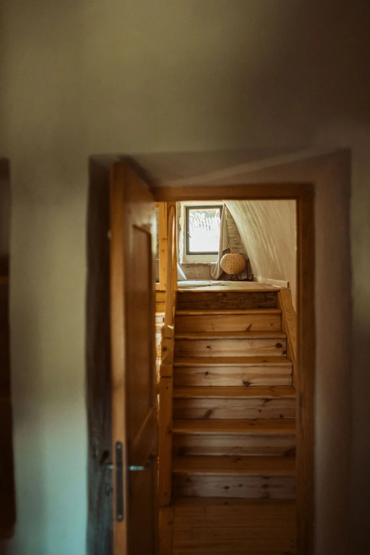 Oak staircase leading to the mezzanine bedroom in Casa Santiago