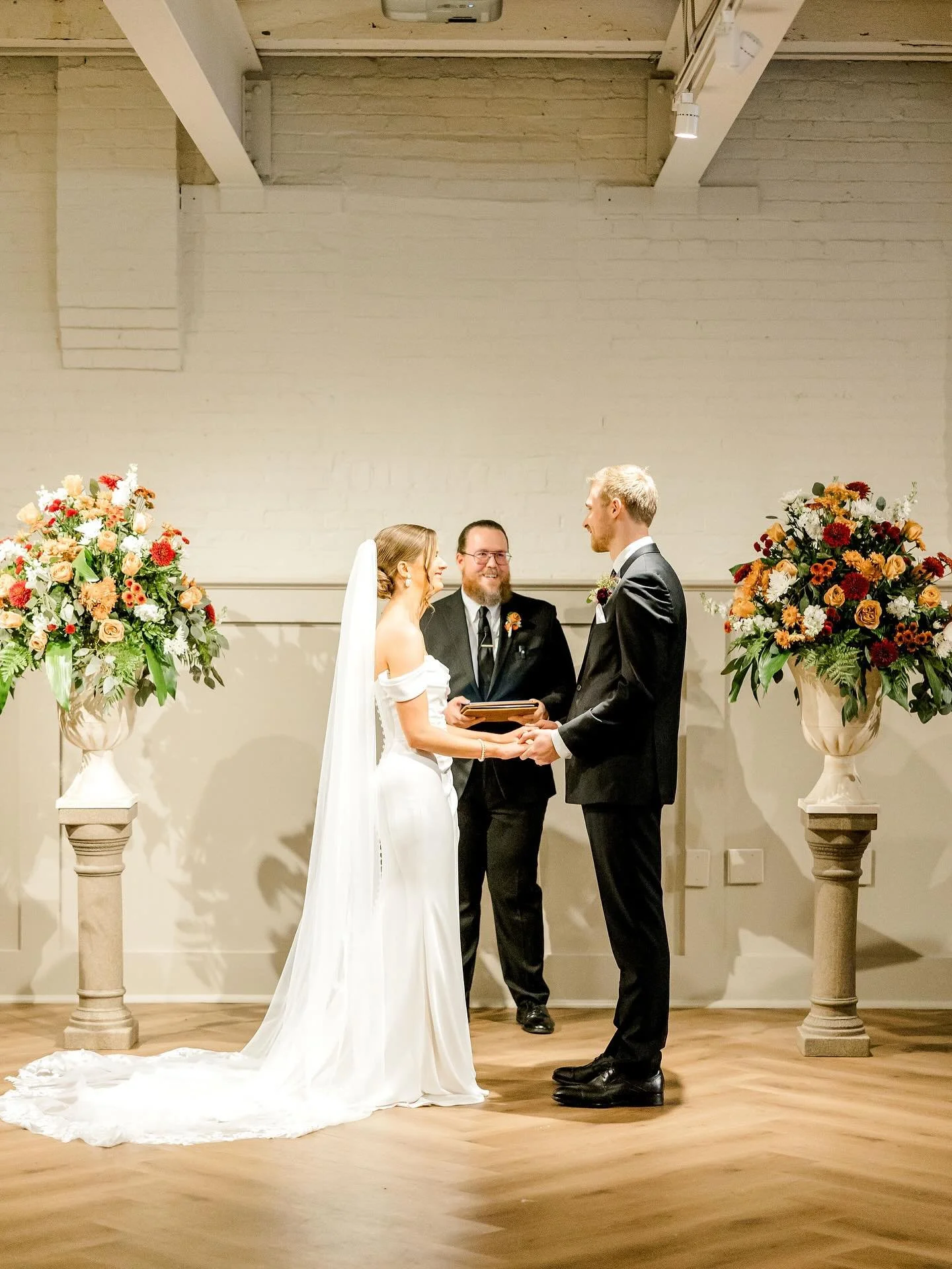 Reminiscing about these beautiful fall wedding! 🍂🍁🍃

📷 @catherine_c_photography