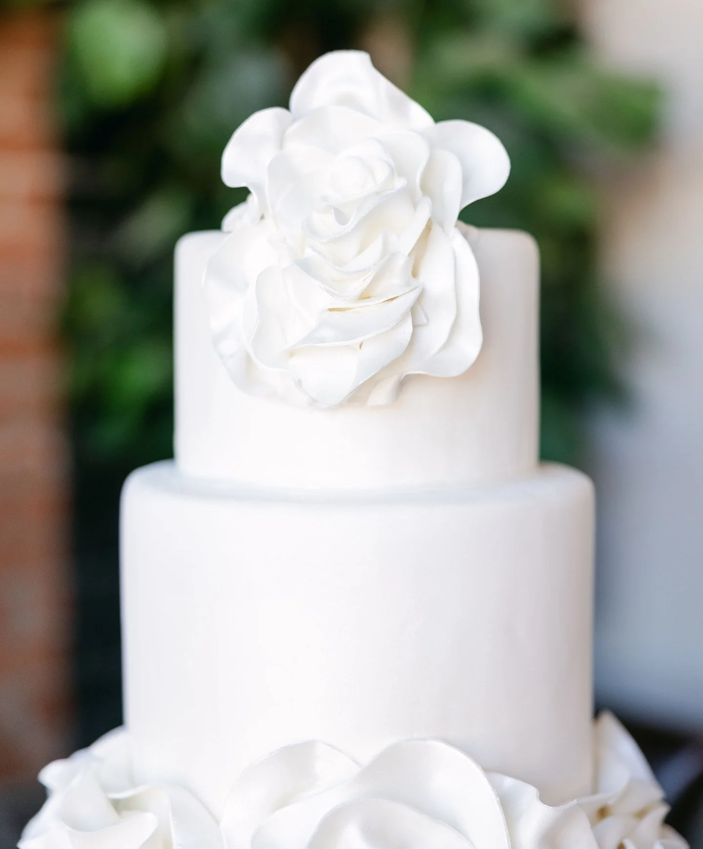 It&rsquo;s National Cake Day and we couldn&rsquo;t celebrate without showing off a stunning creation from @tinkerscakeshop. Every slice is as beautiful as it is delicious! 🍰

Photo: @veronicasparrow