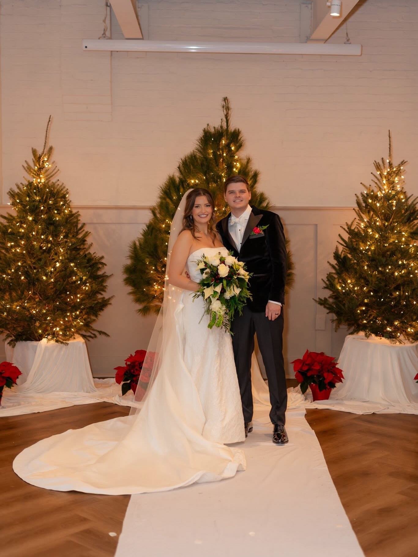 A beautiful December wedding with lots of elegant details! 

📷 @jendaisutton &amp; @briiswainn