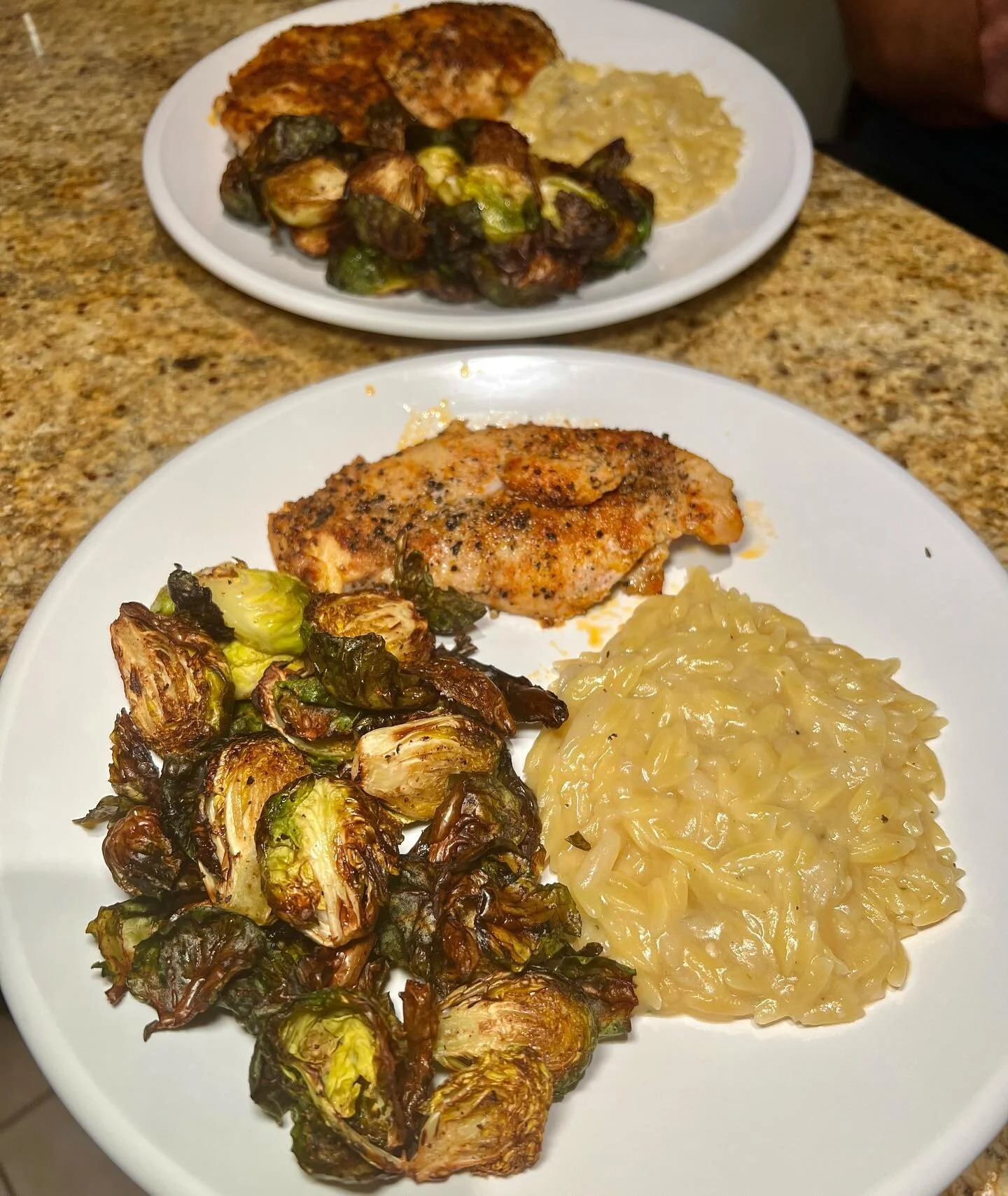 Sunday night dinner 🧅🤤 French onion orzo inspired by @carolbeecooks recipe !! Paired with chicken and air fried brussel sprouts 🌱 #hungryhealthy