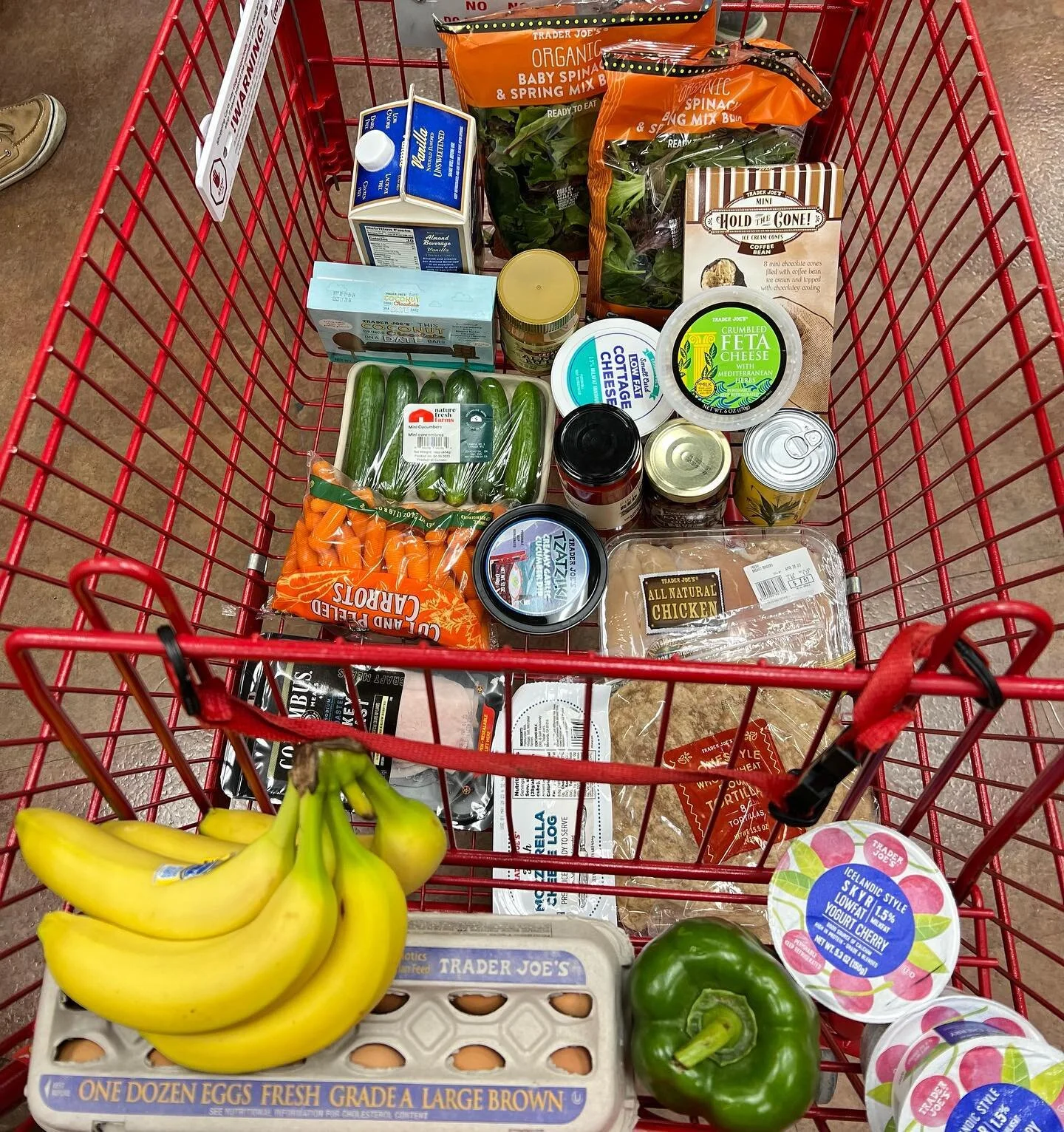 This weeks grocery haul 🛒 
Stopped at @traderjoes this afternoon to restock for this full week! This week&rsquo;s menu:

Breakfast: overnight oats with oats, almond milk, chia seeds, banana or frozen berries, and, almond butter 

Lunch: turkey wraps