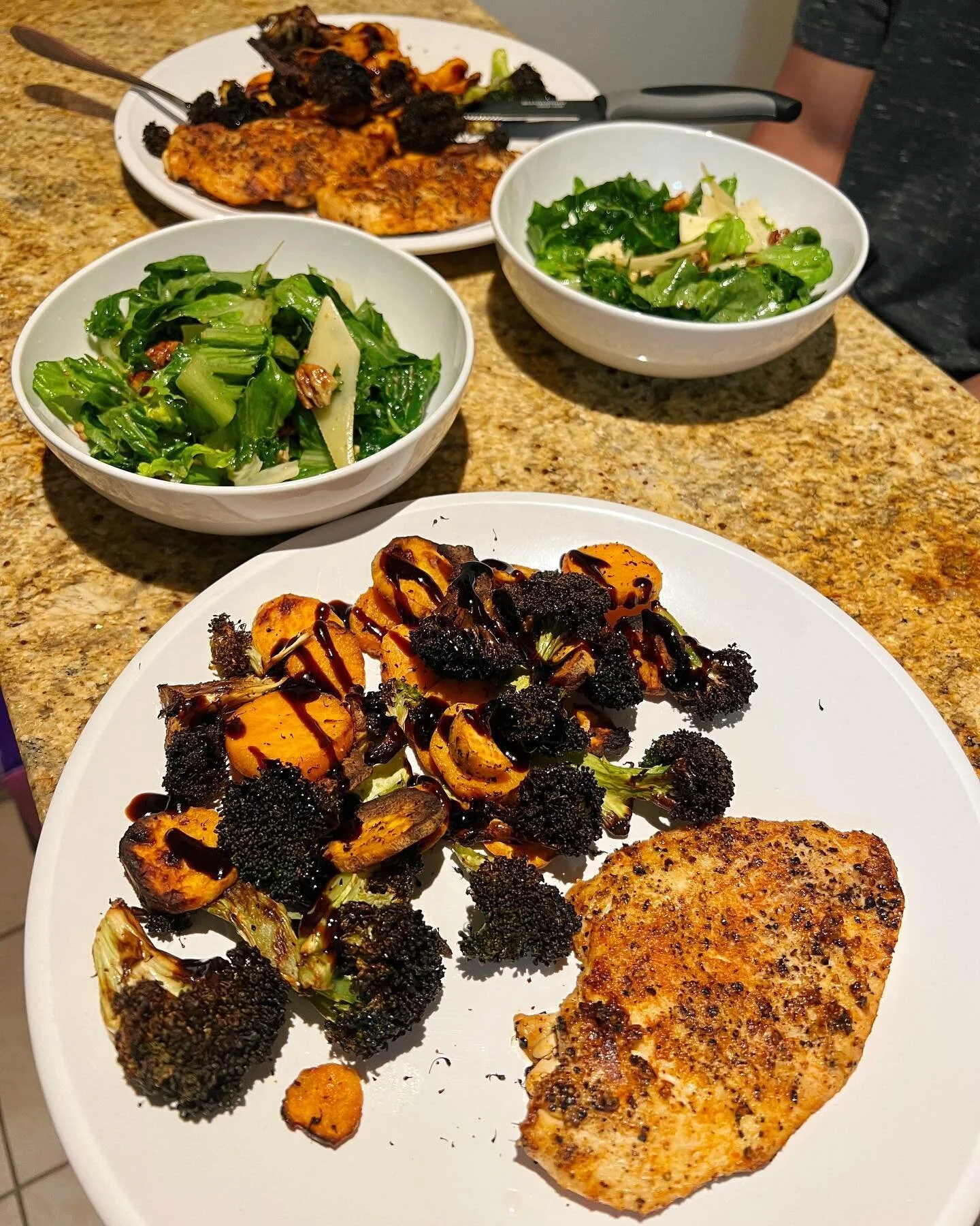 Sundays 🤍 love that feeling of being organized and ready for the week ahead! 

Started my morning with an Ezekiel cinnamon raisin English muffin with butter and a smoothie with berries, peaches, spinach, chia, flax, and almond milk back home🫐🍓🍑🍞