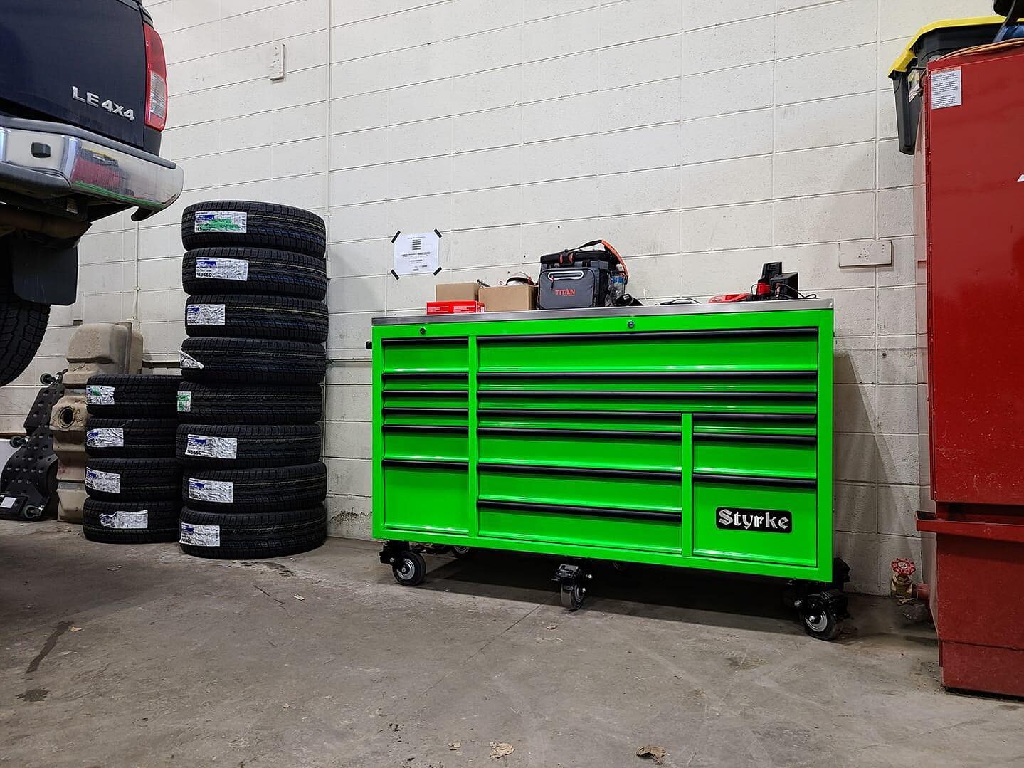 This guy was the most requested box last week! Lime green will be back in stock very soon...👀
&bull;
&bull;
&bull;
#limegreen #lime #toolbox #toolcart #toolchest #toolstorage #stainlesssteel #anodizedaluminum #heavyduty #mechanic #heavyequipment #ag