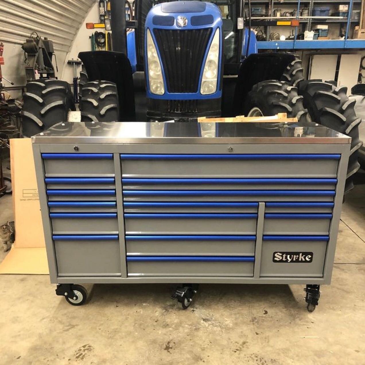 Darcy&rsquo;s new 72&rdquo; is looking right at homie in his shop! 👌
&bull;
&bull;
&bull;
#shop #garage #toolchest #toolbox #toolcart #stainlesssteel #anodizedaluminum #mechanic #tool #heavyduty #heavyequipment #agtech #agmechanic #autotech #automec