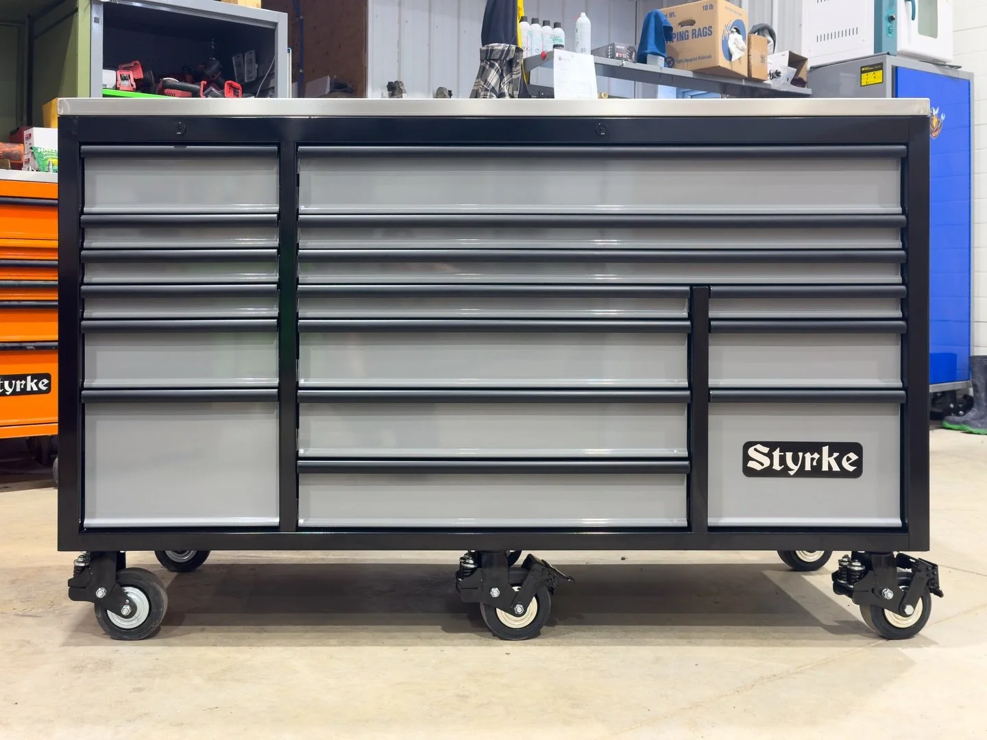 A timeless classic with a power drawer 🔌

Dimensions:
72&rdquo; x 28&rdquo; x  46&rdquo; (Length x Depth x Height)
42,828 in&sup3; of usable drawer space
9836 in&sup2; of drawer surface area

Drawer Dimensions &ndash; from top left to bottom right:
