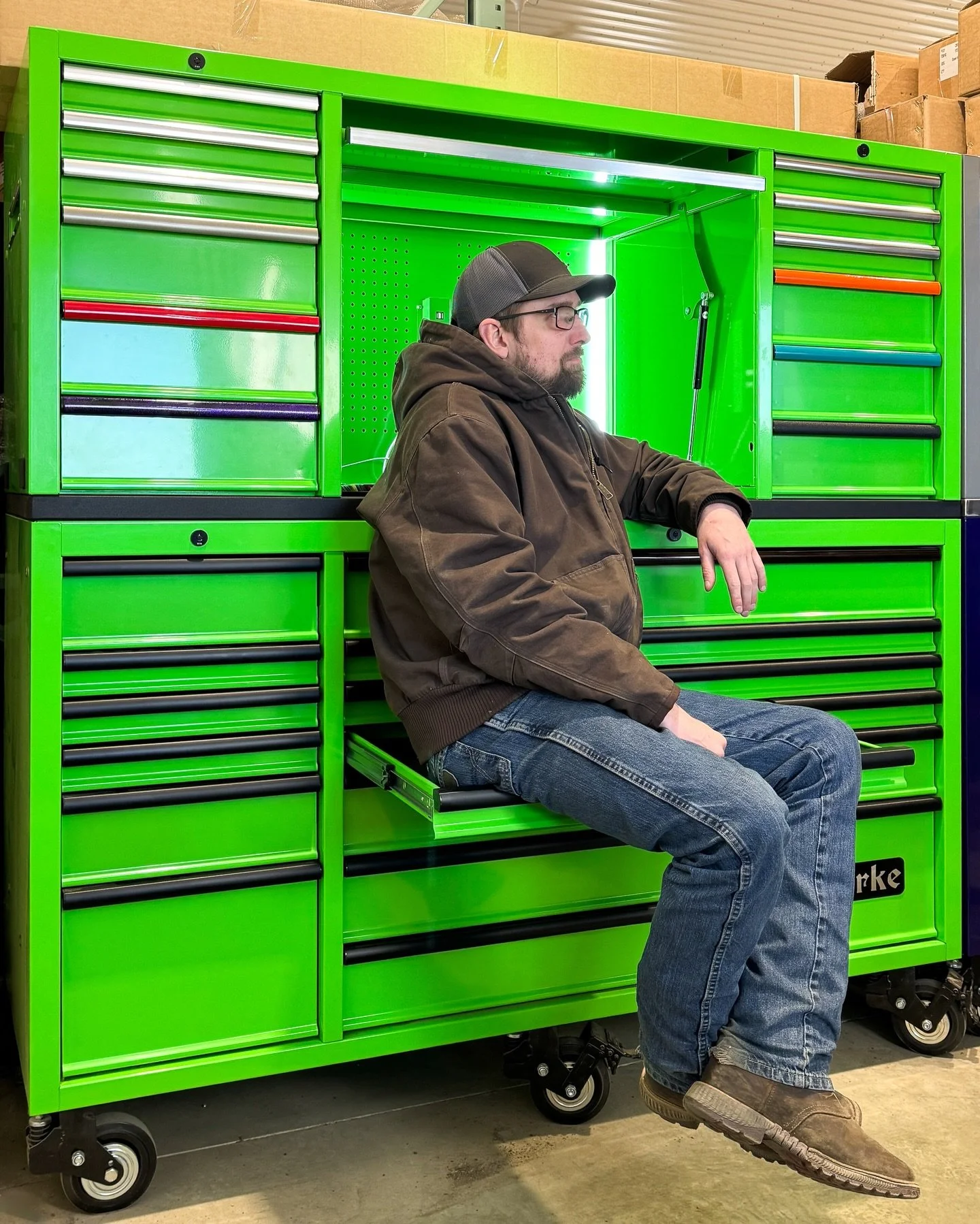 Who needs a chair when you have a Styrke 💪 Each pair of slides is rated for 250lbs.

#Styrke #StyrkeIndustries #BuiltTough #ToolChest #ToolStorage