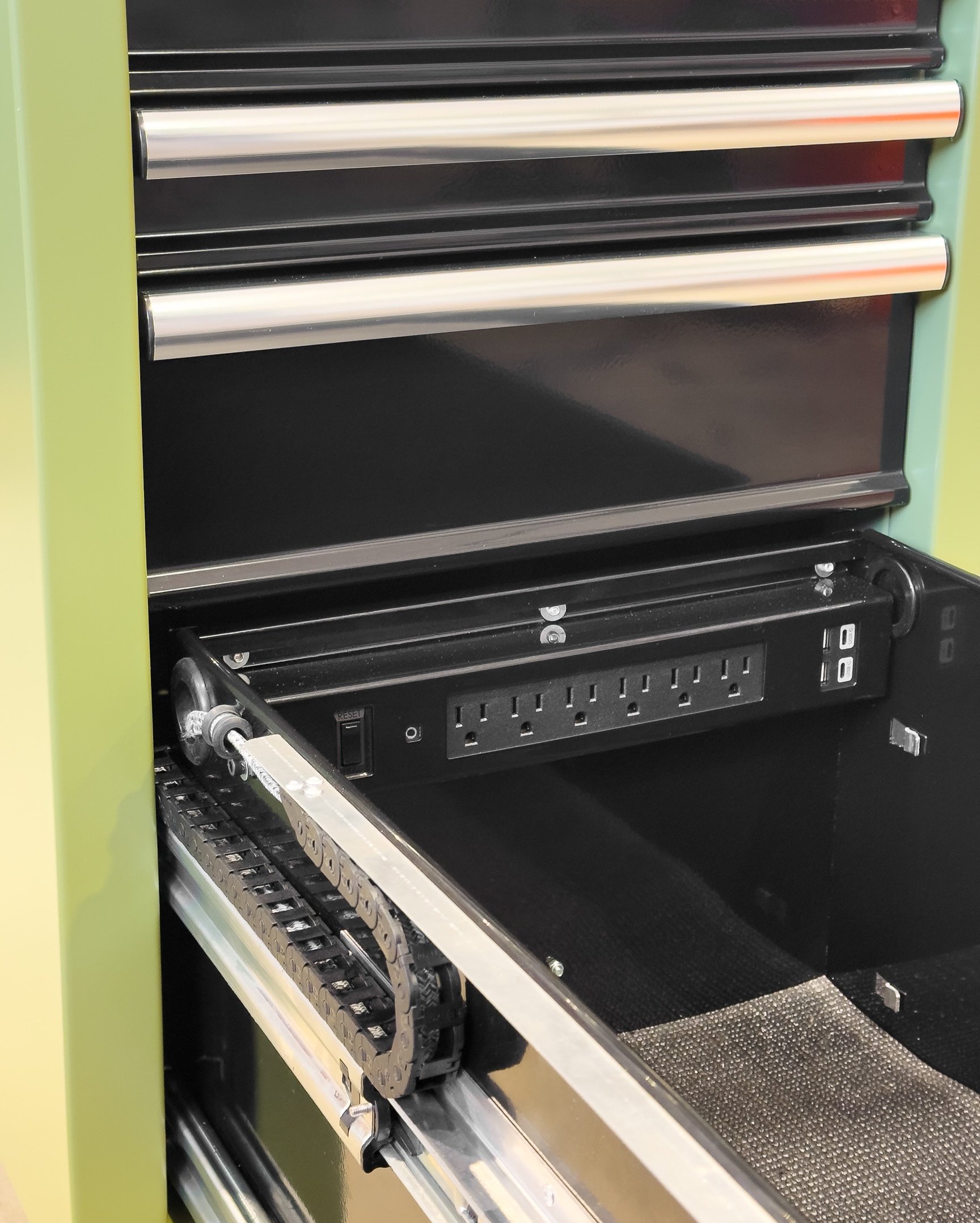 Front and back of the power drawer 🔌 the best mobile charging station you&rsquo;ve ever seen.

#Styrke #StyrkeIndustries #PowerDrawer #MobileCharging #ToolChest