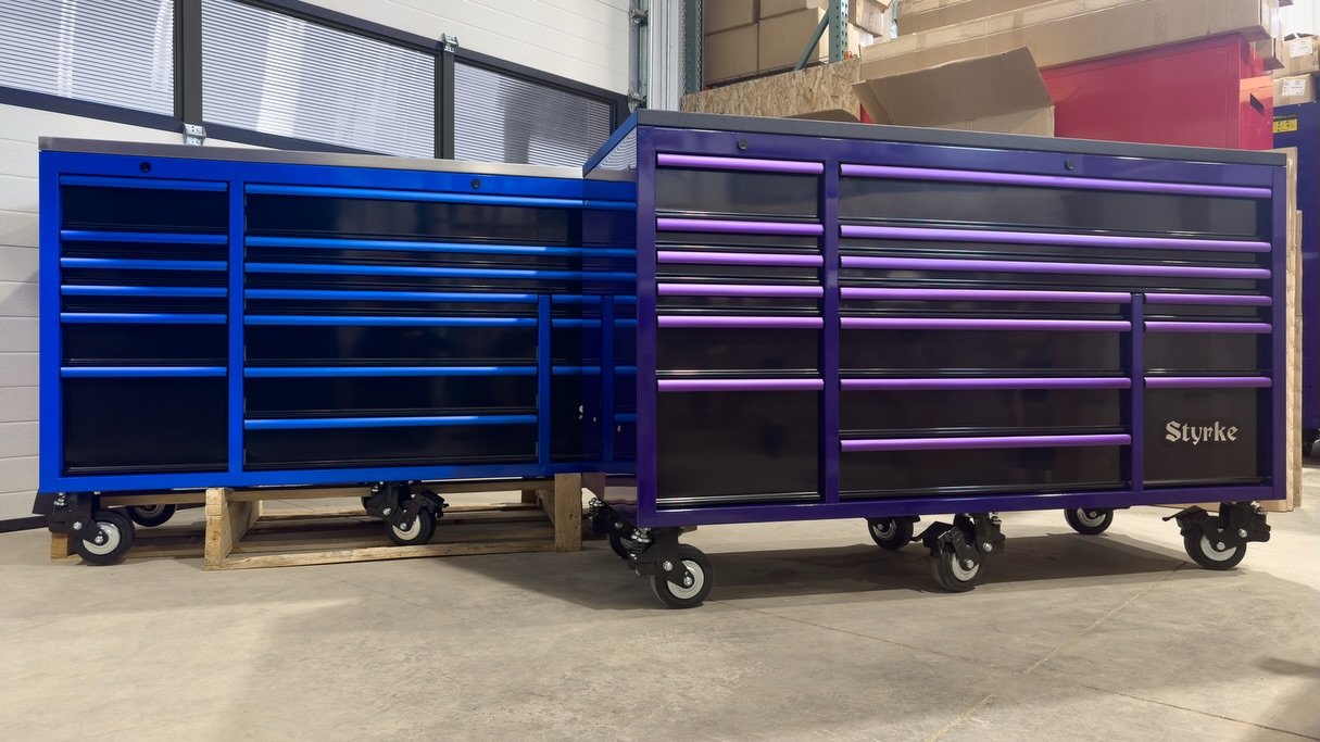 Your boss is buying a new toolbox, but everyone in your shop has to agree on the colour&hellip;which one is showing up tomorrow? 💬⬇️

#Styrke #StyrkeIndustries #ToolChest #ToolboxTuesday #ToolStorage