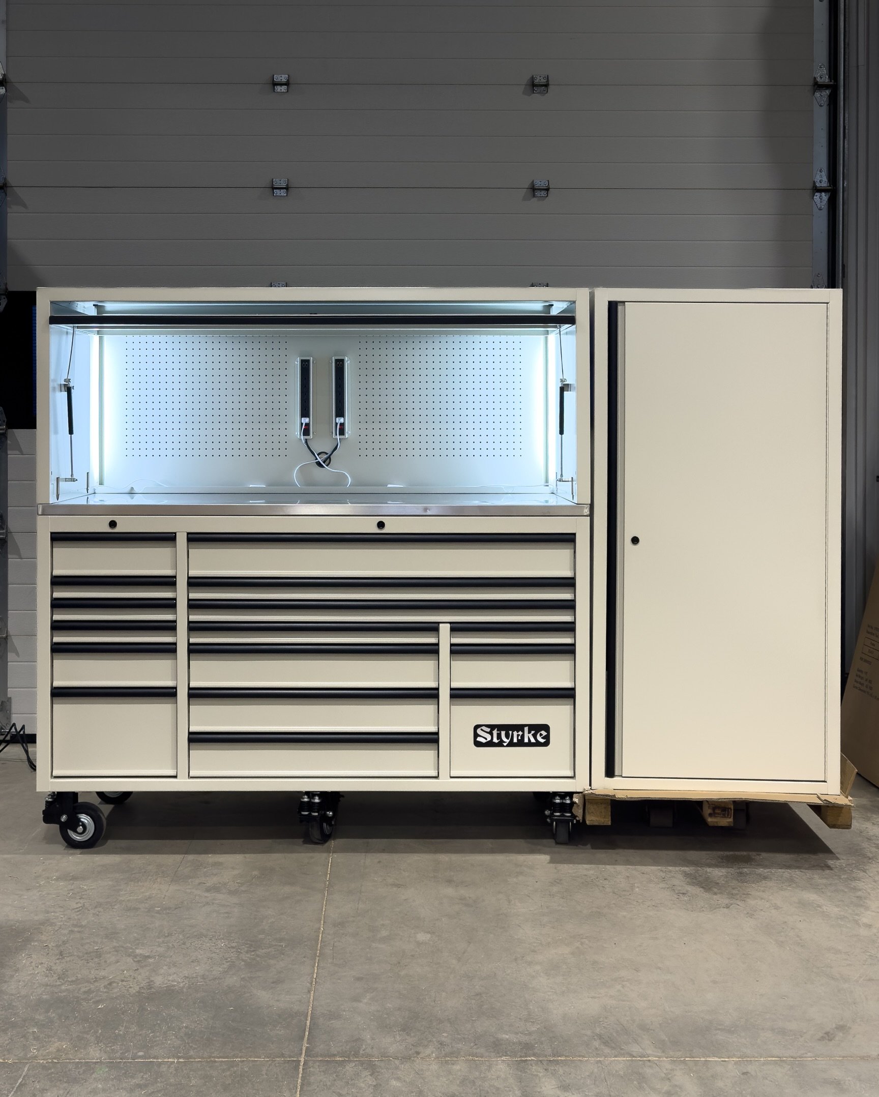 🏜️ SHIPPED TODAY: This standout custom 3-piece with 72&rdquo; chest, 72&rdquo; hutch, and 32&rdquo; locker, finished with &ldquo;sandstone&rdquo; powder coated frames, drawers, and doors.

#Styrke #StyrkeIndustries #PowderCoated #CustomPowderCoating