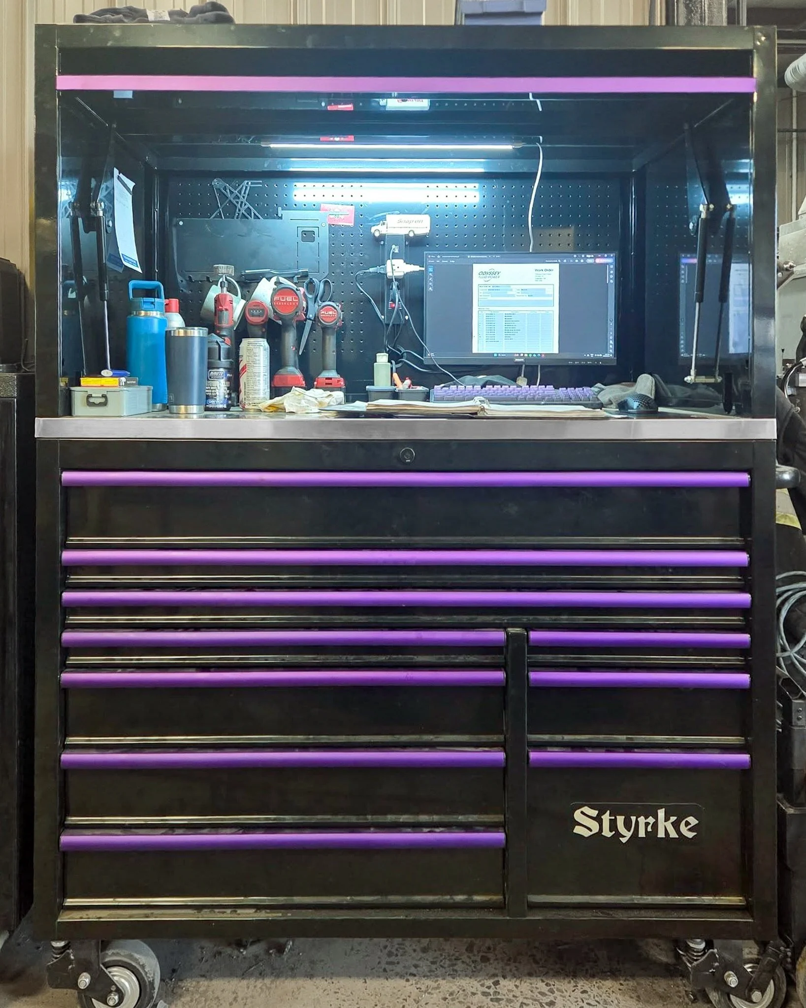 Alex V claims that black and purple is the best colour combination 👾 but no matter what colours you choose, you know you&rsquo;re getting pro-quality.

#Styrke #StyrkeIndustries #ProQuality #ToolChest #Hutch