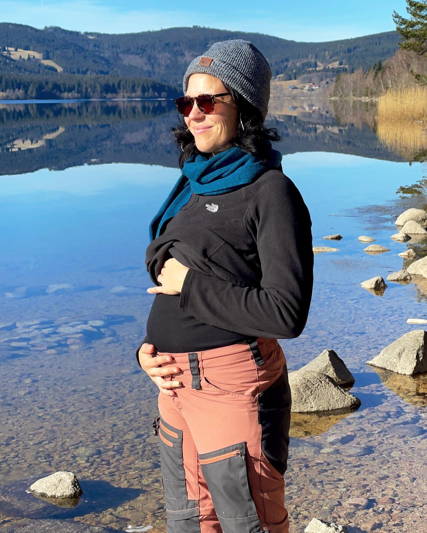 Zur aktuellen Vers&uuml;&szlig;ung des Lebens🪻:  Wir erwarten ein Juni-Baby und freuen uns wie Bolle! 
Gestern sind am Schluchsee spontan diese Bilder entstanden und ich dachte, das darf jetzt einfach mal raus. 

Das andere Baby, mein Business, wird