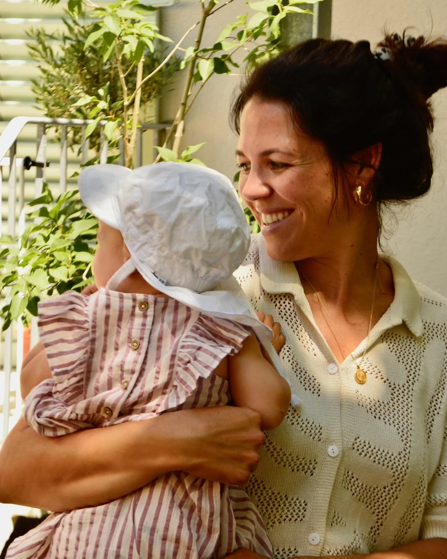 Motherhood &amp; Elternzeit-Bilanz

Lange war es still hier auf diesem Account. Das hei&szlig;t nicht, dass ich weg war &ndash; ich habe mich nur ganz bewusst f&uuml;r das Hier und Jetzt im analogen Leben entschieden.

Oft dachte ich: Jetzt nur ein k