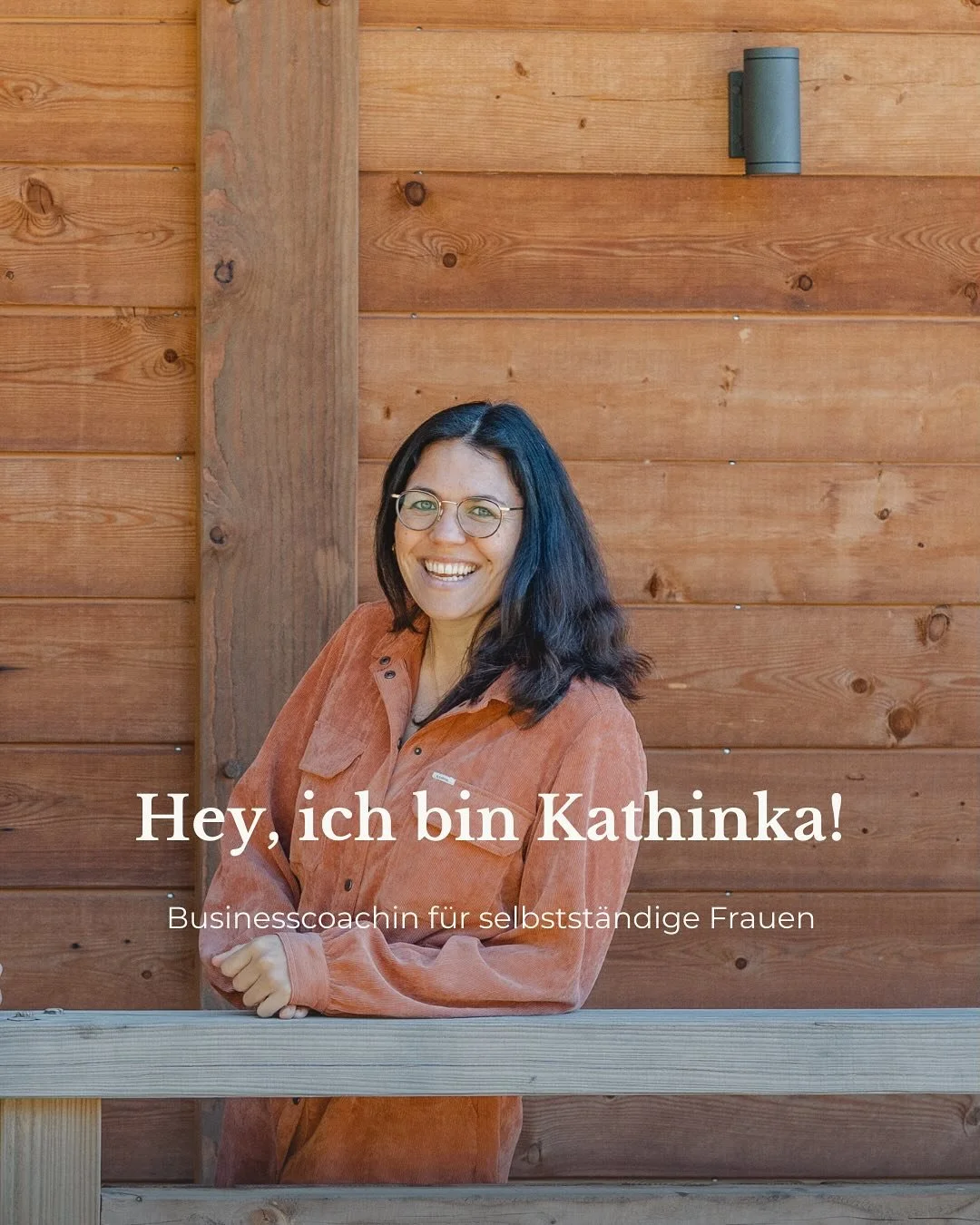 Wenn du hier gelandet bist, dann vermutlich nicht zuf&auml;llig 🤷🏻&zwj;♀️.
Vielleicht w&uuml;nschst du dir ein Business, das sich nicht nach &bdquo;m&uuml;ssen&ldquo; anf&uuml;hlt &ndash; sondern nach dir.

	Eines, das dich tr&auml;gt. Und das du t
