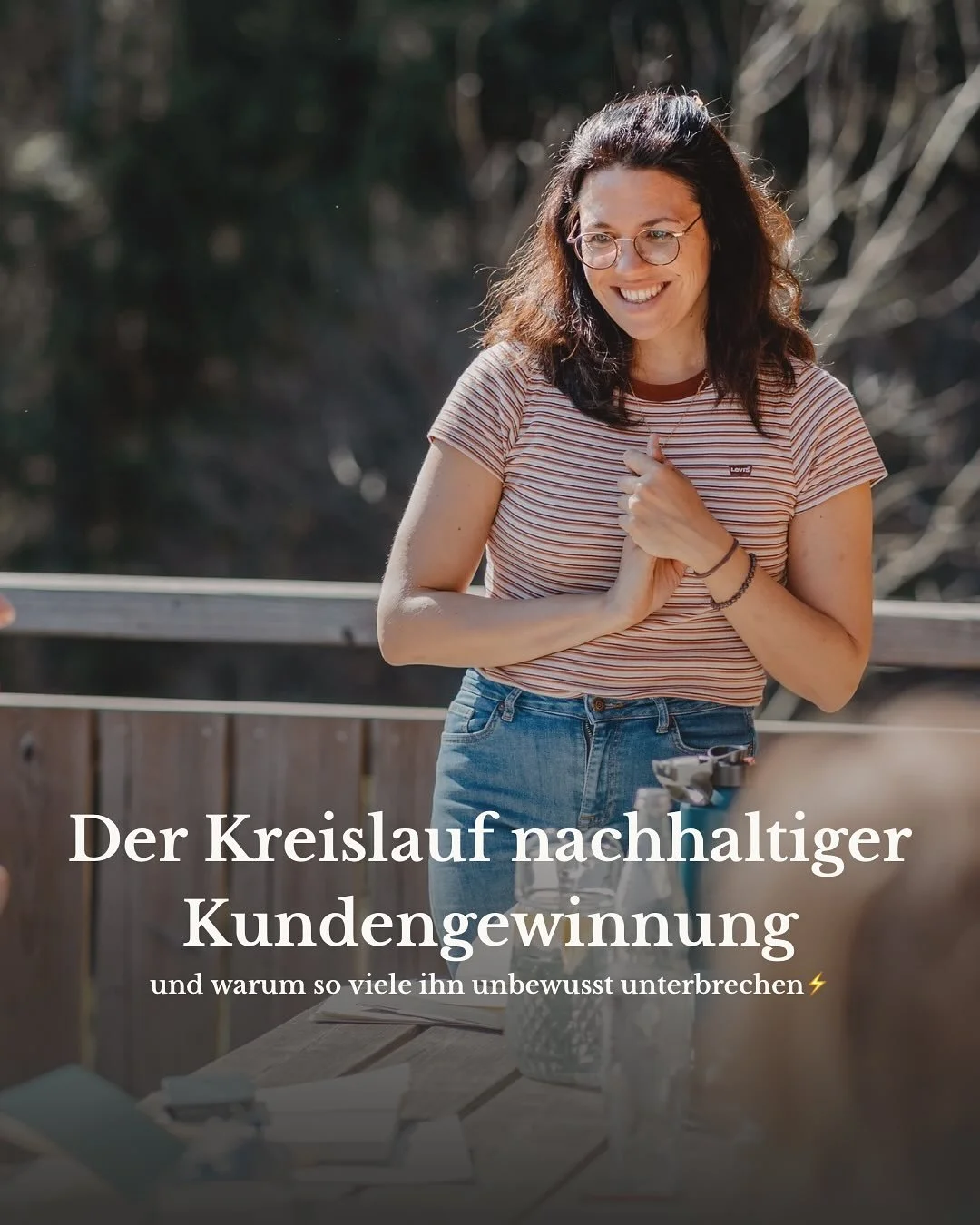 Früher dachte ich, ich muss nur posten und schon kommen die Kund*innen. 
Schnell bin ich damit auf die Nase geflogen. Du auch? 
So viele Faktoren hatte ich dabei nicht bedacht. Kundengewinnung ist so viel mehr, aber auch so viel schöner, w