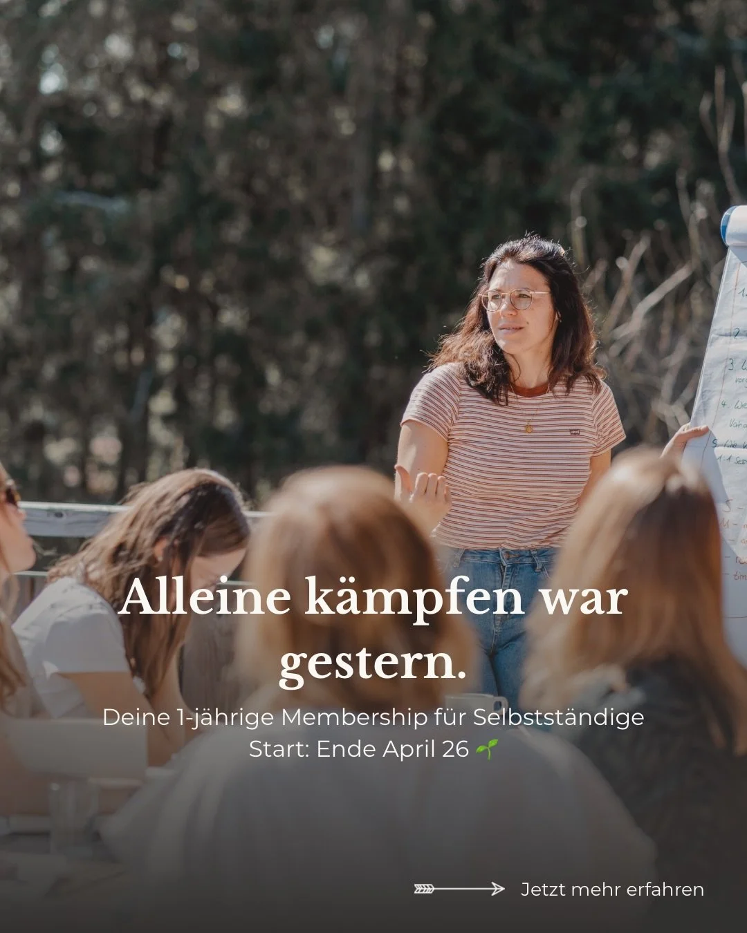 Es gibt einen Moment in der Selbstst&auml;ndigkeit, den fast jede kennt.
Du bist nicht mehr am Anfang. Du hast Kundinnen, du hast Erfahrung, du hast viel gelernt.

Und trotzdem: Der Umsatz schwankt noch. Manche Monate laufen gut &ndash; andere veruns