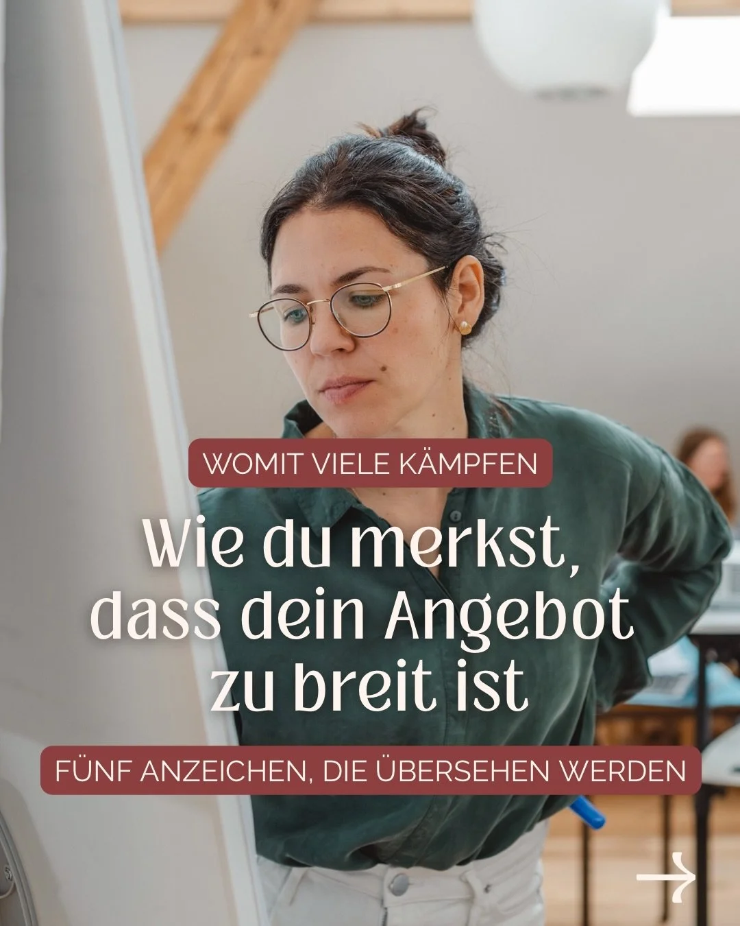Du sitzt vor dem leeren Bildschirm und wei&szlig;t nicht, wor&uuml;ber du posten sollst. Nicht weil dir nichts einf&auml;llt, sondern weil dir ZU VIEL einf&auml;llt. 🌿

Das ist eins von f&uuml;nf Anzeichen daf&uuml;r, dass dein Angebot zu breit gewo