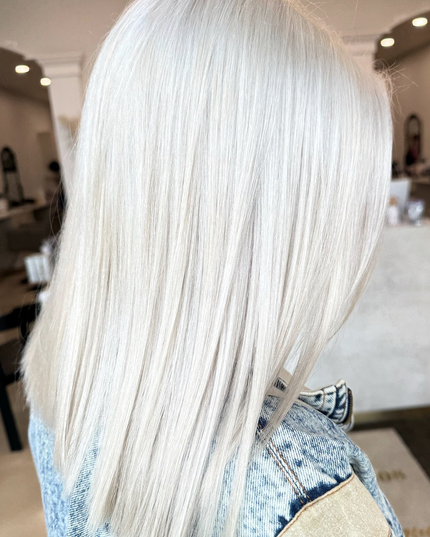 A healthy level ten blonde 😮&zwj;💨

Hair by Ninalee

Try our new Kerastase Premiere in-salon conditioning treatment for $40 ($55 value)

To make an appointment, give us a call at 517.225.5958 or book online at district308.com/book

.
.
.
.
.
Howell