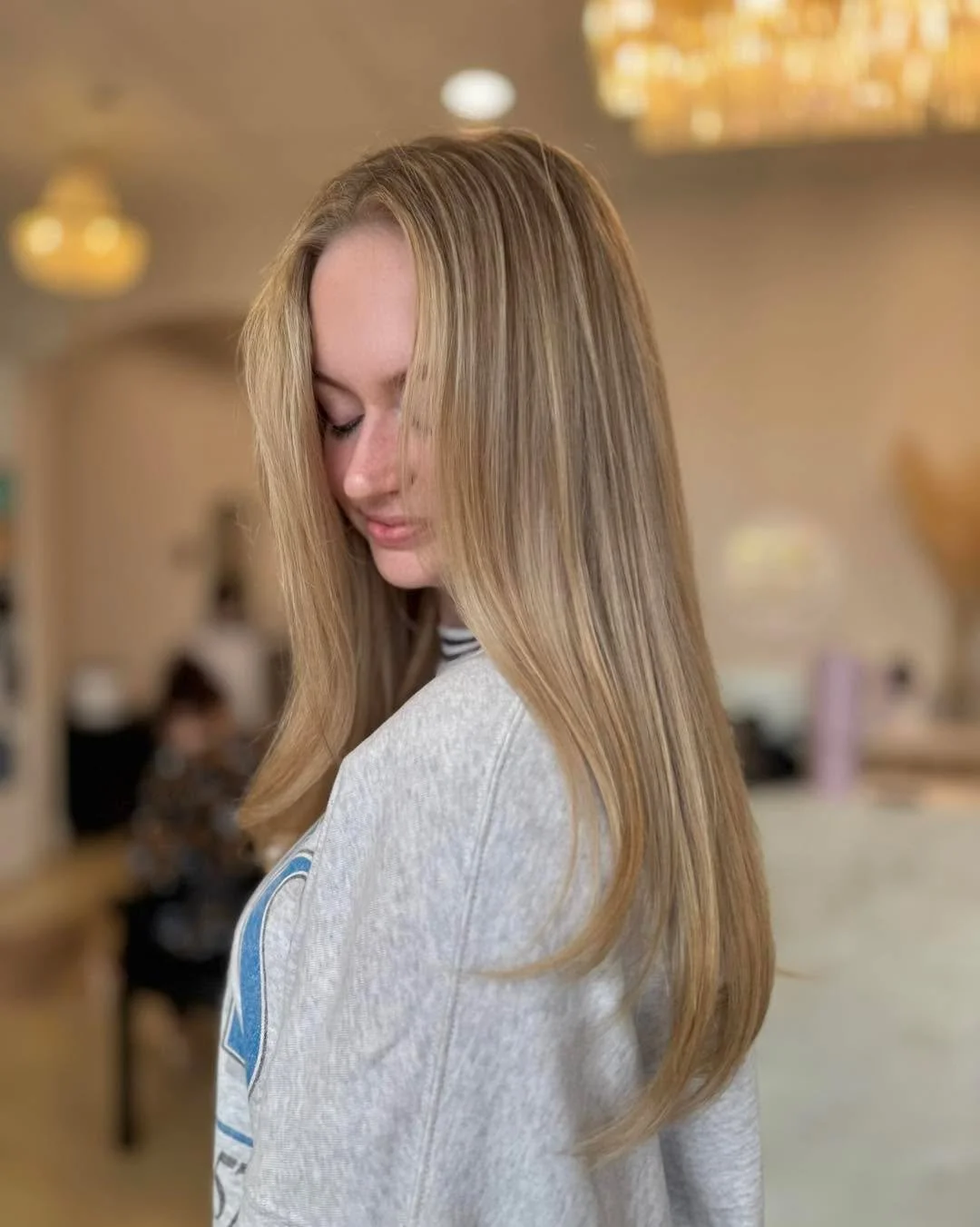 Warm blonde for winter ❄️

Hair by Ninalee

When the weather cools down, warm tones bring life back to your hair and complexion. They add a touch of brightness against winter layers and help your color feel rich and dimensional (even on the gloomiest