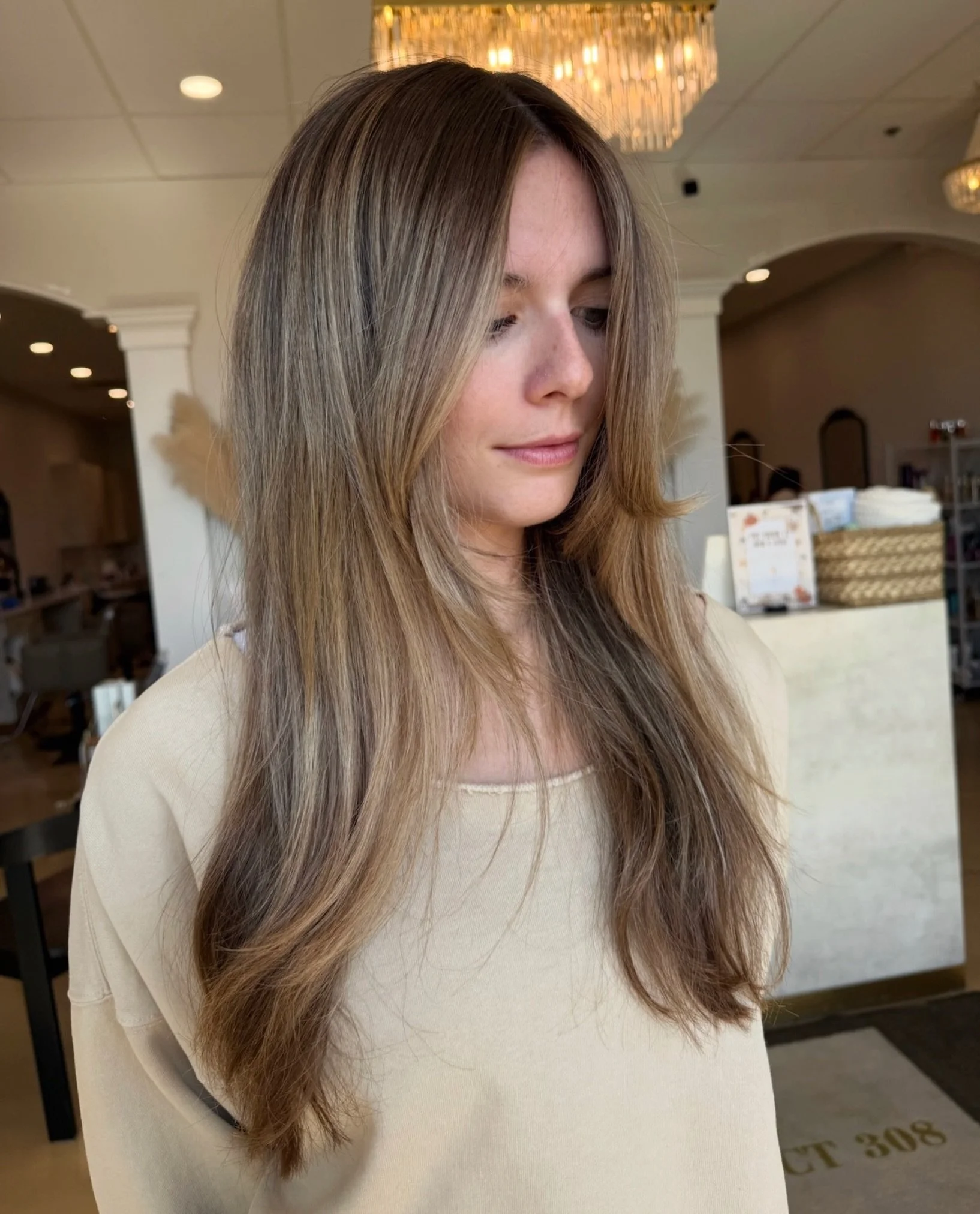 The dimensional color &amp; layered haircut 😮&zwj;💨

Hair by Payton @_bypayton 

Our Mother&rsquo;s Day packages are live online and in-salon! 

✨ Treat &ndash; $75
Luxury K&eacute;rastase conditioning treatment
Shine Bomb or Color Gloss
Blowdry
Sa