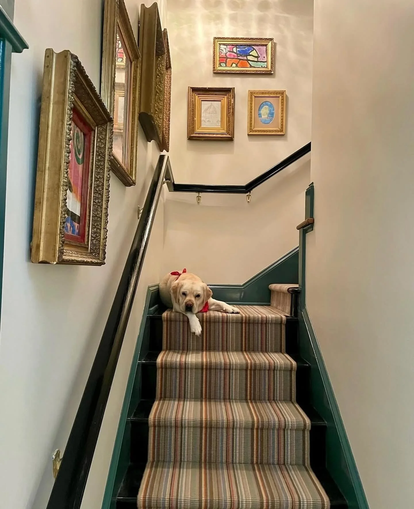 I just love how designer @whitneydurhaminteriors uses antique framing in a modern way to make her spaces feel fresh and collected, and not dated. I think it invites the viewer in to intentionally observe each piece of art&mdash;it&rsquo;s brilliant d