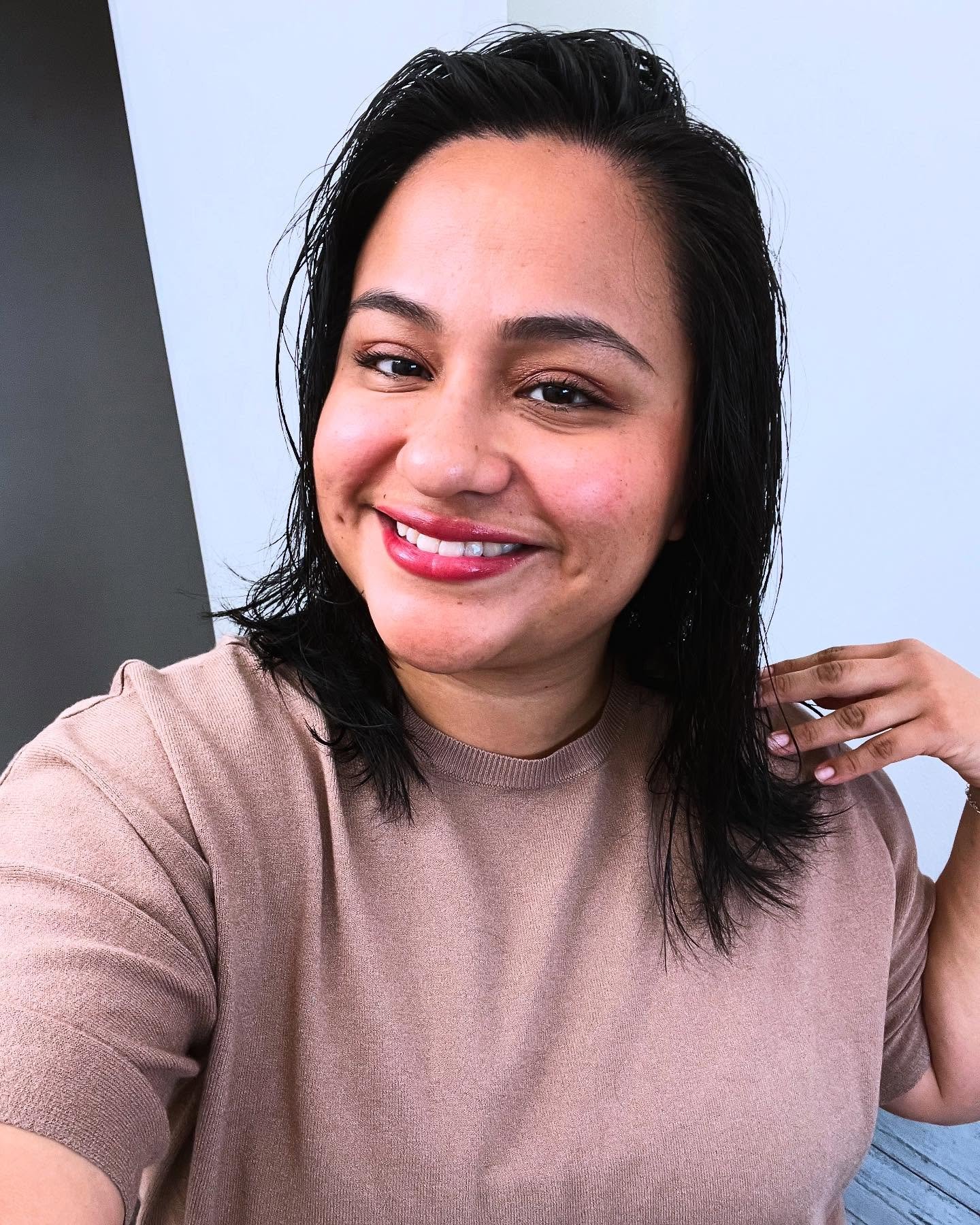 🌿 Meet Your Facilitator: Mayra Ramirez 🌿
I’m Mayra, the founder of Made In Radiance (M.I.R.), and I’m excited to offer my Skin & Soul Workshops—a deeply transformative experience that combines the power of breathwork and ance