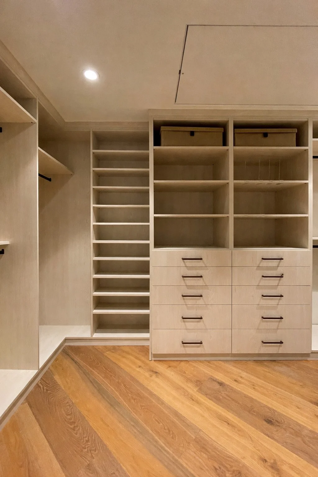 White wasked walk-in 1.jpg