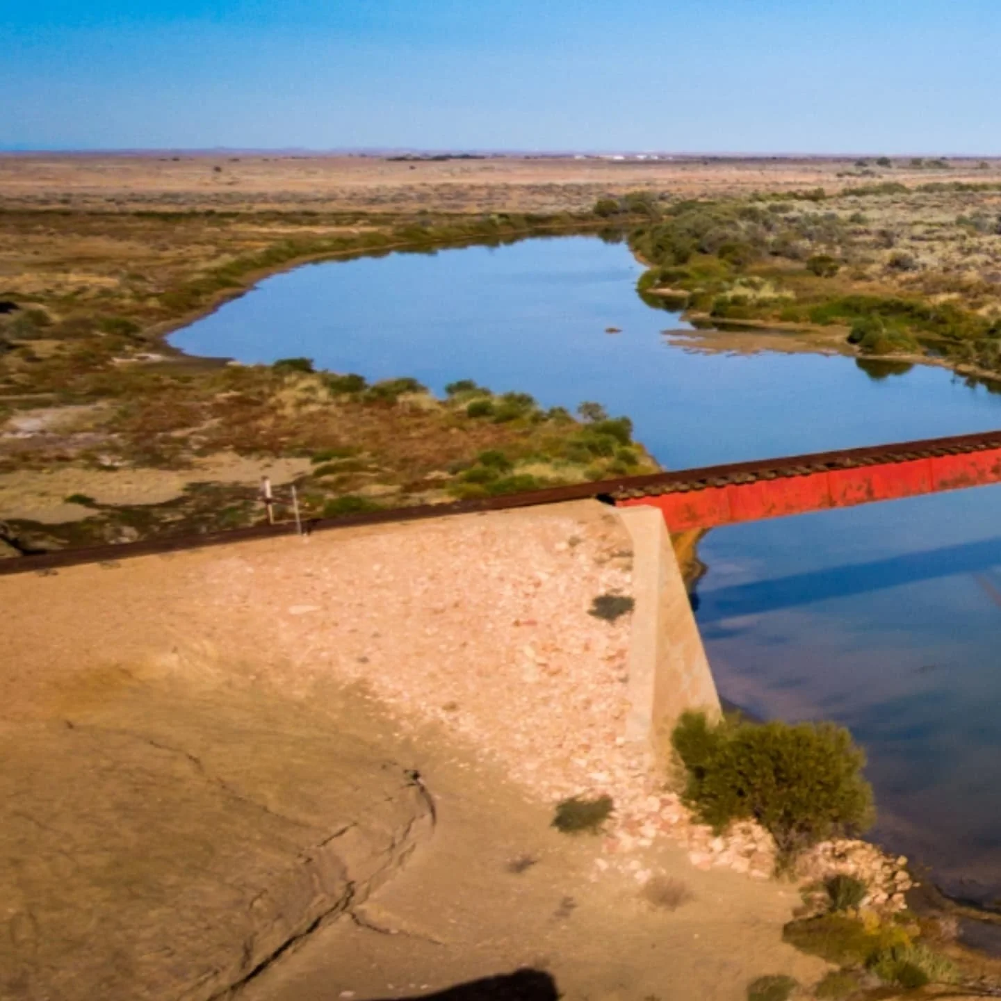 While following the old telegraph and ghan railway line along the Oodnadatta Track we came across this epic view!

📌 Stuarts Creek Rail Bridge