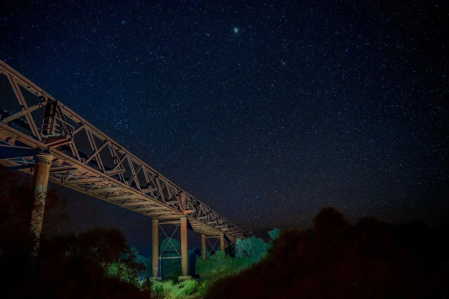 Camping under this historic bridge along the Oodnadatta Track. Couldn't help get the camera out and try to capture the nights sky. #outback
#southaustralia #oodnadattatrack #bridge #nightphotography #astrophotography #starrynight #sonyalpha #sonya7ⅳ

