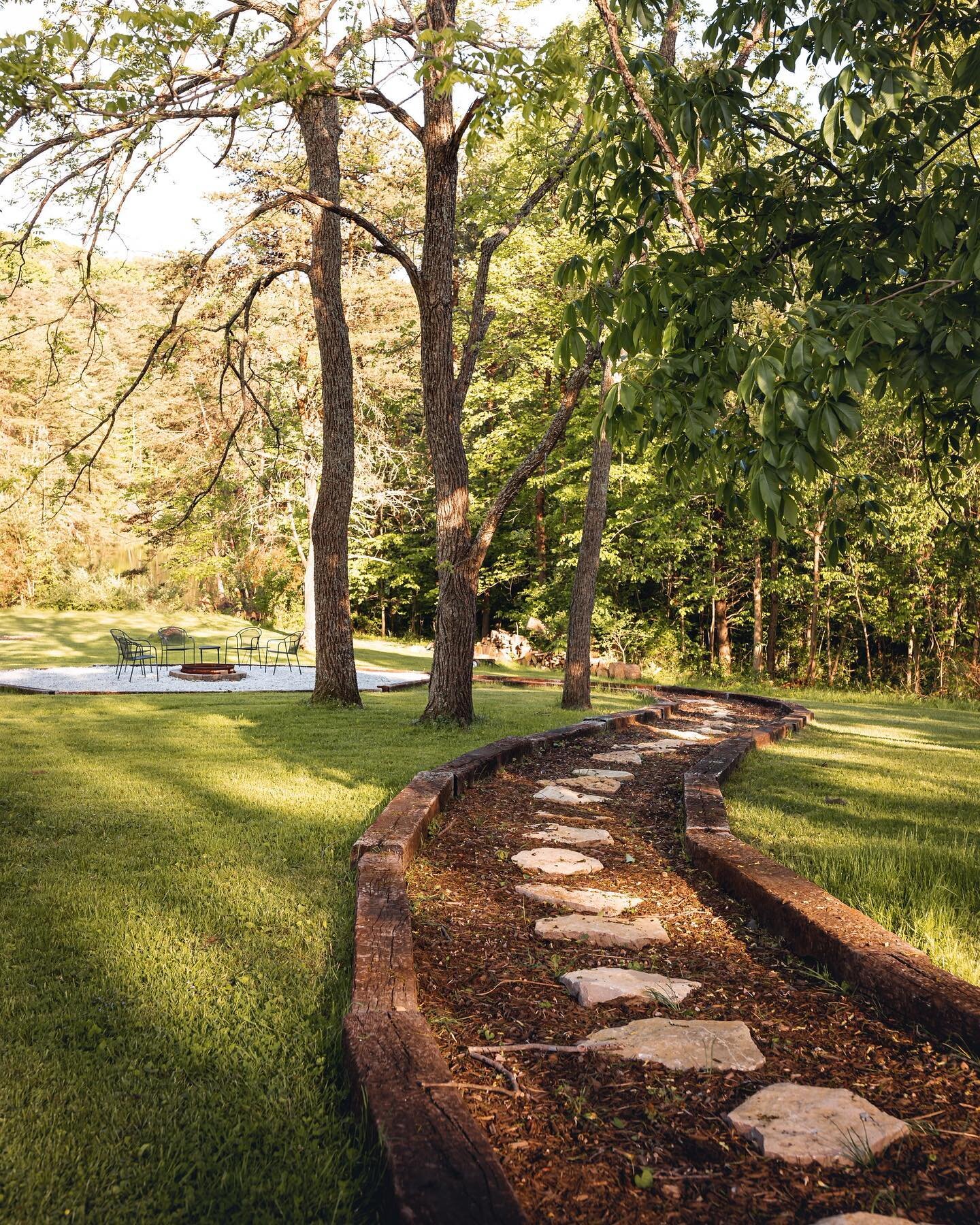 Our dreamy walkway to the fire pit&hellip; perfect for cool summer nights in Hocking Hills 🔥 ✨