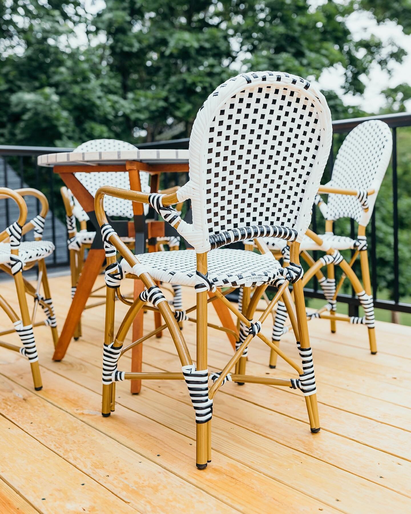 The best mornings start on a balcony (in the middle of the forest) ☕️ 🍃 Take advantage of this beautiful weather and check the link in our bio for available dates in August! 🗓