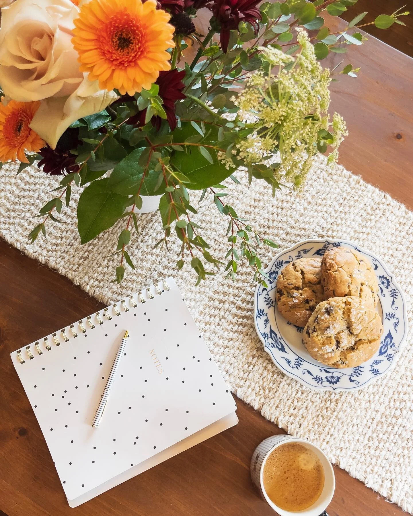 We &hearts;️ fresh flowers and try to leave them for our guests whenever we can. These flowers are from one of our favorite shops in Columbus (@jewelweedshop) and the cookie recipe can be found on @foxinthesnowcafe &lsquo;s website!