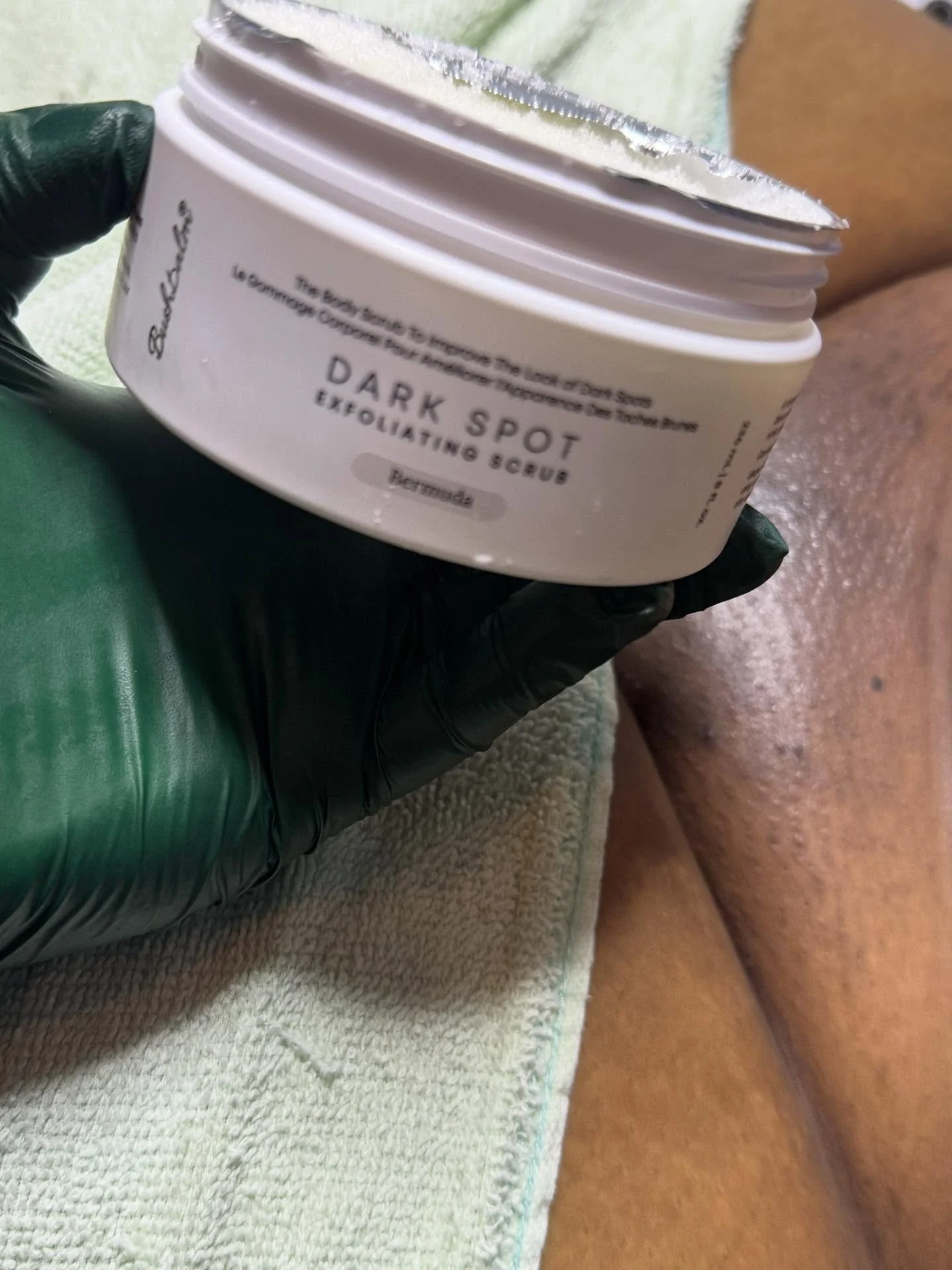 Because your bikini line deserves luxury too ✨🌸

Some of the steps along the way for top-tier experience when it comes to your intimate skincare.. plus the ingrown hair removal!

#intimateskincare #waxing #bikiniwax #brazilian #selfcare #professiona