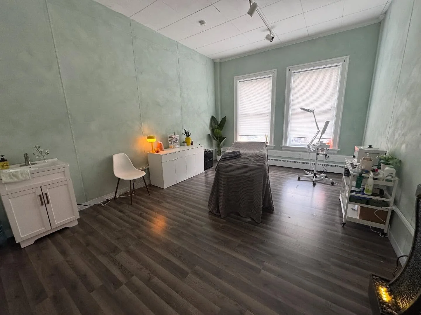 The sanctuary is really coming together🥲✨
My first time doing my own spa room from scratch! 
Still much more to do, but so thankful I&rsquo;ve gotten this far💛

Next to put up&hellip; the Christmas tree 🎄🤭