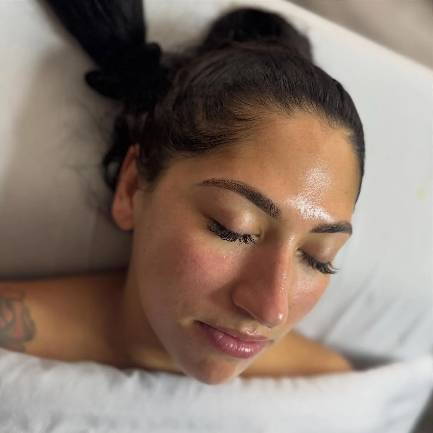 Skin &amp; brows before the holiday festivities? Yes please😍

Need in last minute? Just reach out💌

#spa #brows #facial