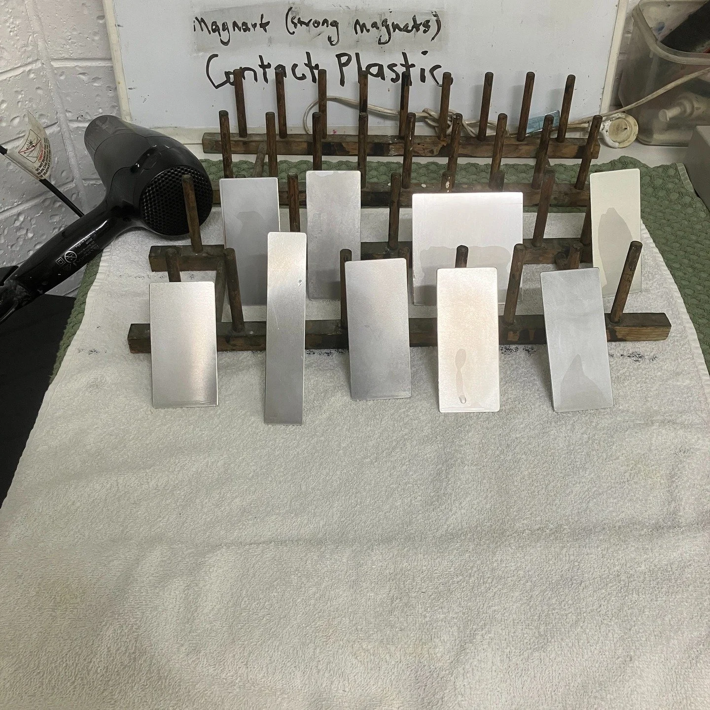 Prepping new plates for etching
#australianprintmaker 
#etching 
#printmaking
#aluminium
#Sydney
#multiples
thanks @warringahprintmakerstudio for the resources!