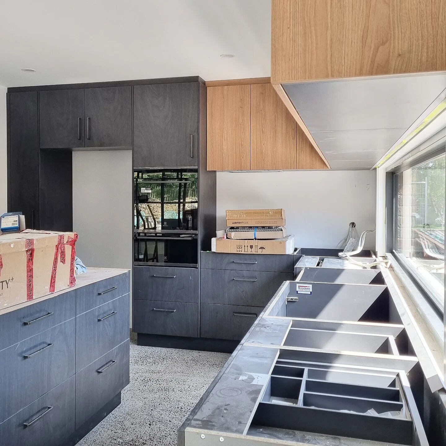 Friday Construction Update | You've seen the exterior glow up of this Cremorne residence but we are now pushing through fit out stage and it's all coming together. We are loving the combo of the @polytec Black Ply Woodmatt and Tas Oak woodmatt. We ca
